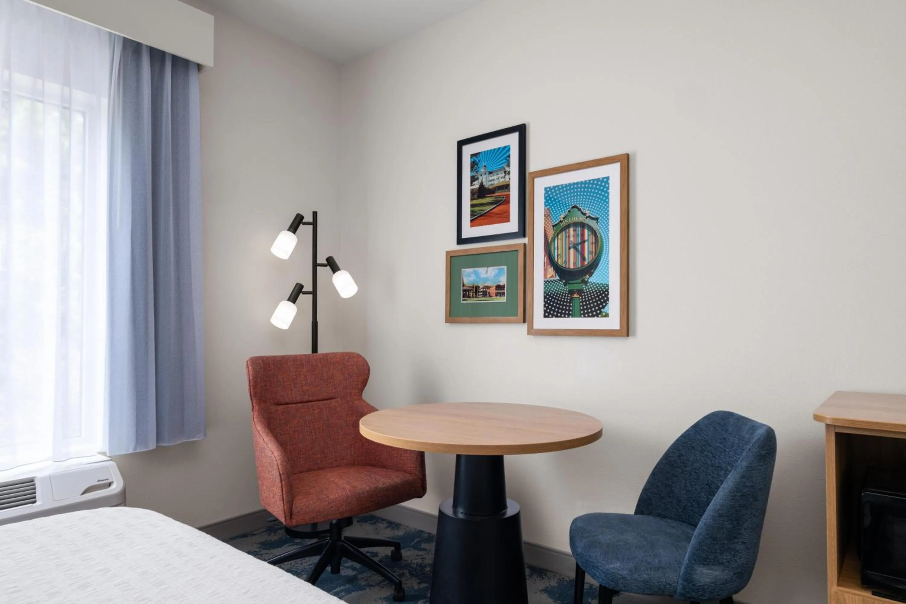Living room, Bed in Hampton Inn & Suites Southern Pines-Pinehurst