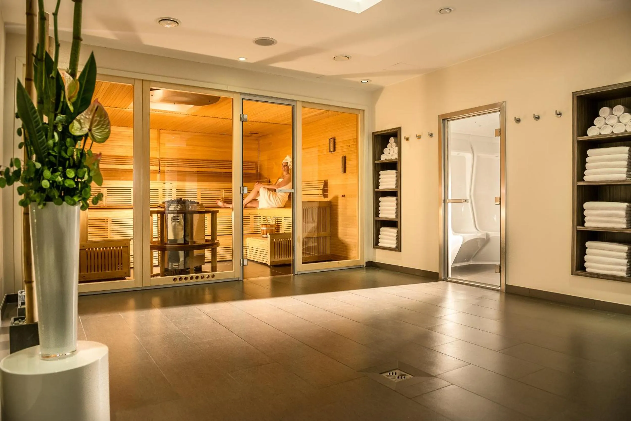 Spa and wellness centre/facilities, Bed in Dorint Hotel Hamburg-Eppendorf