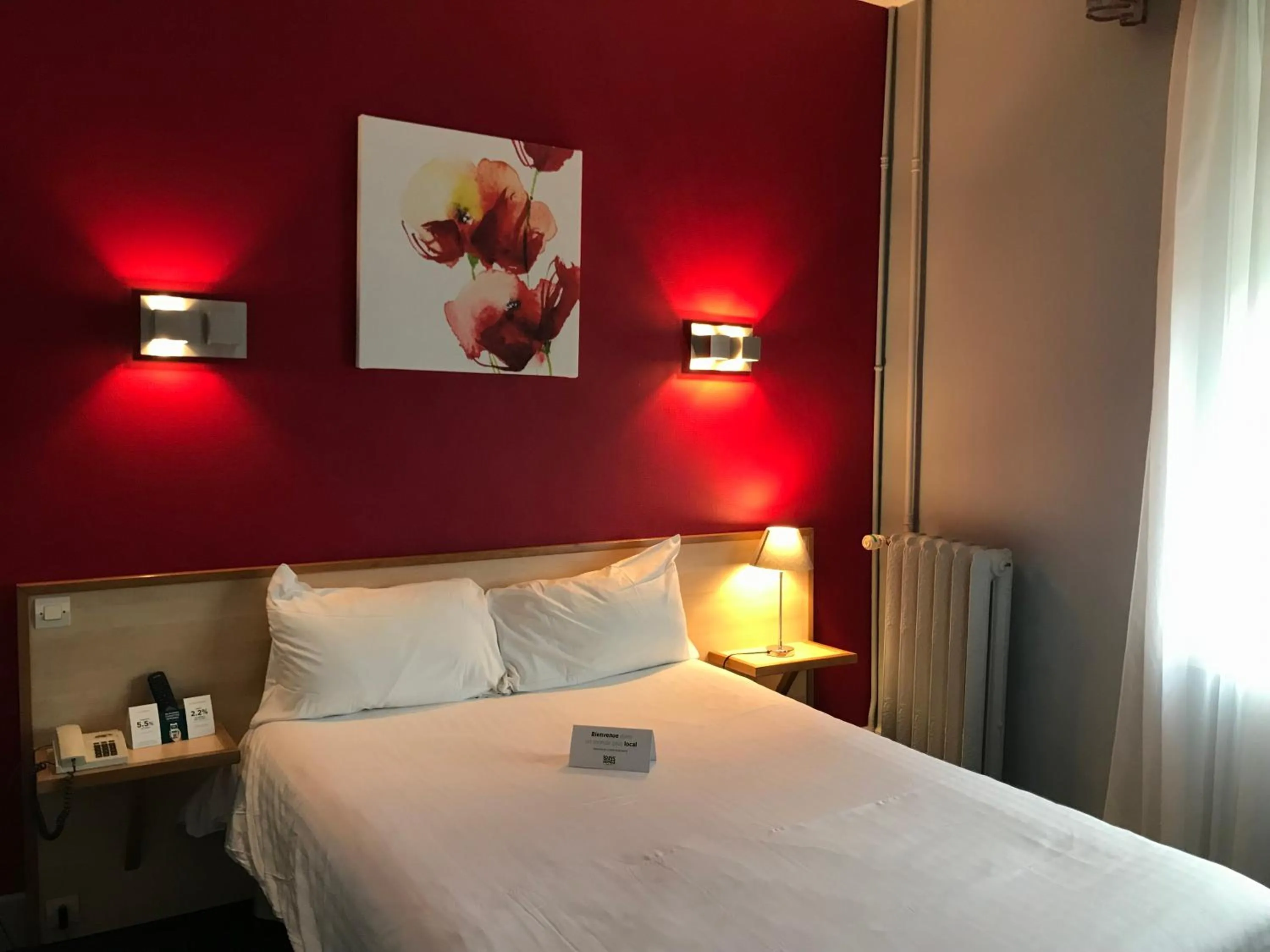 Bed in Logis Hotel & Restaurant La Paix