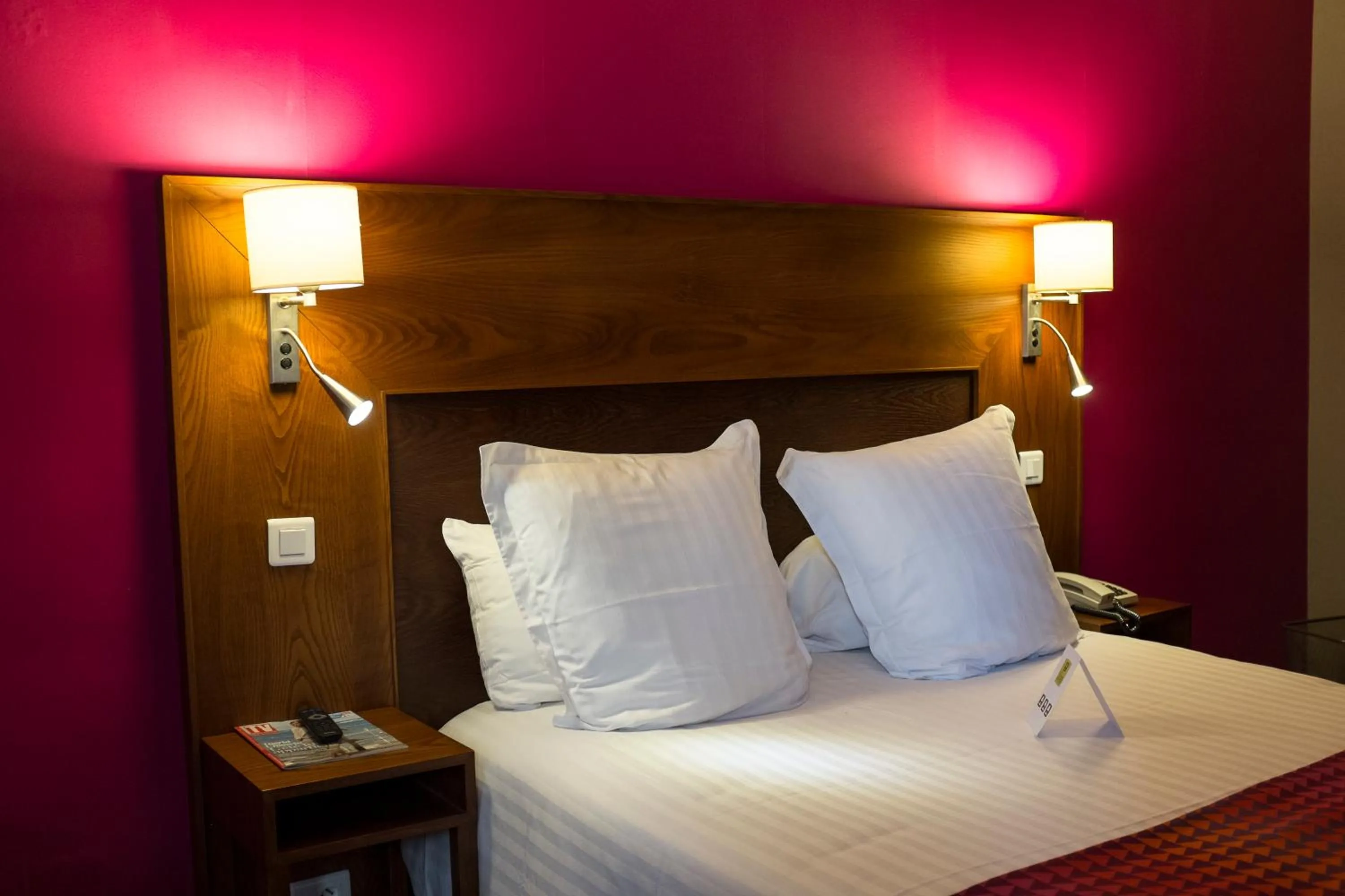 Bed in Logis Hotel & Restaurant La Paix