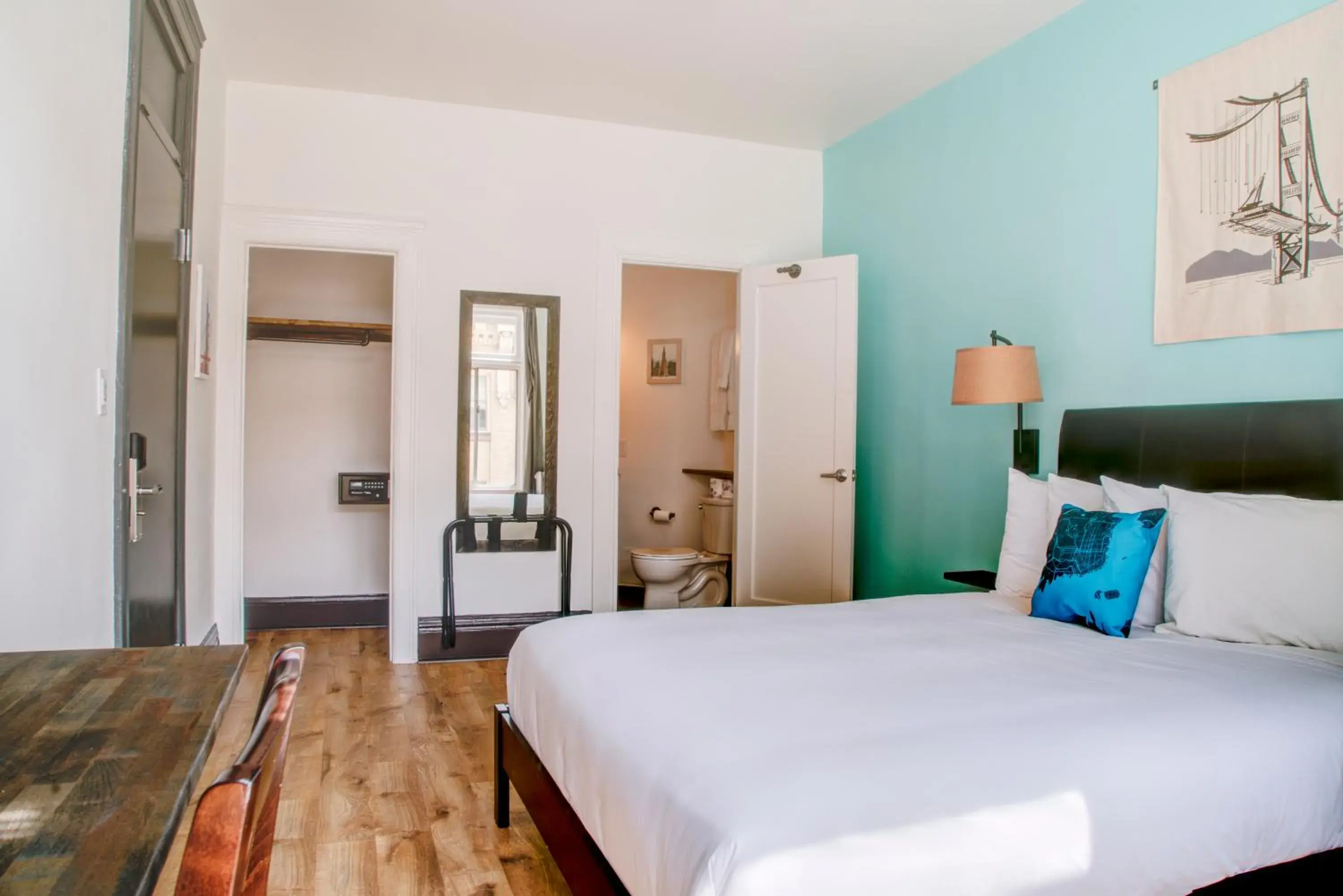 Superior Queen Room in The Bartlett Hotel and Guesthouse Superior Queen Room in The Bartlett Hotel and Guesthouse