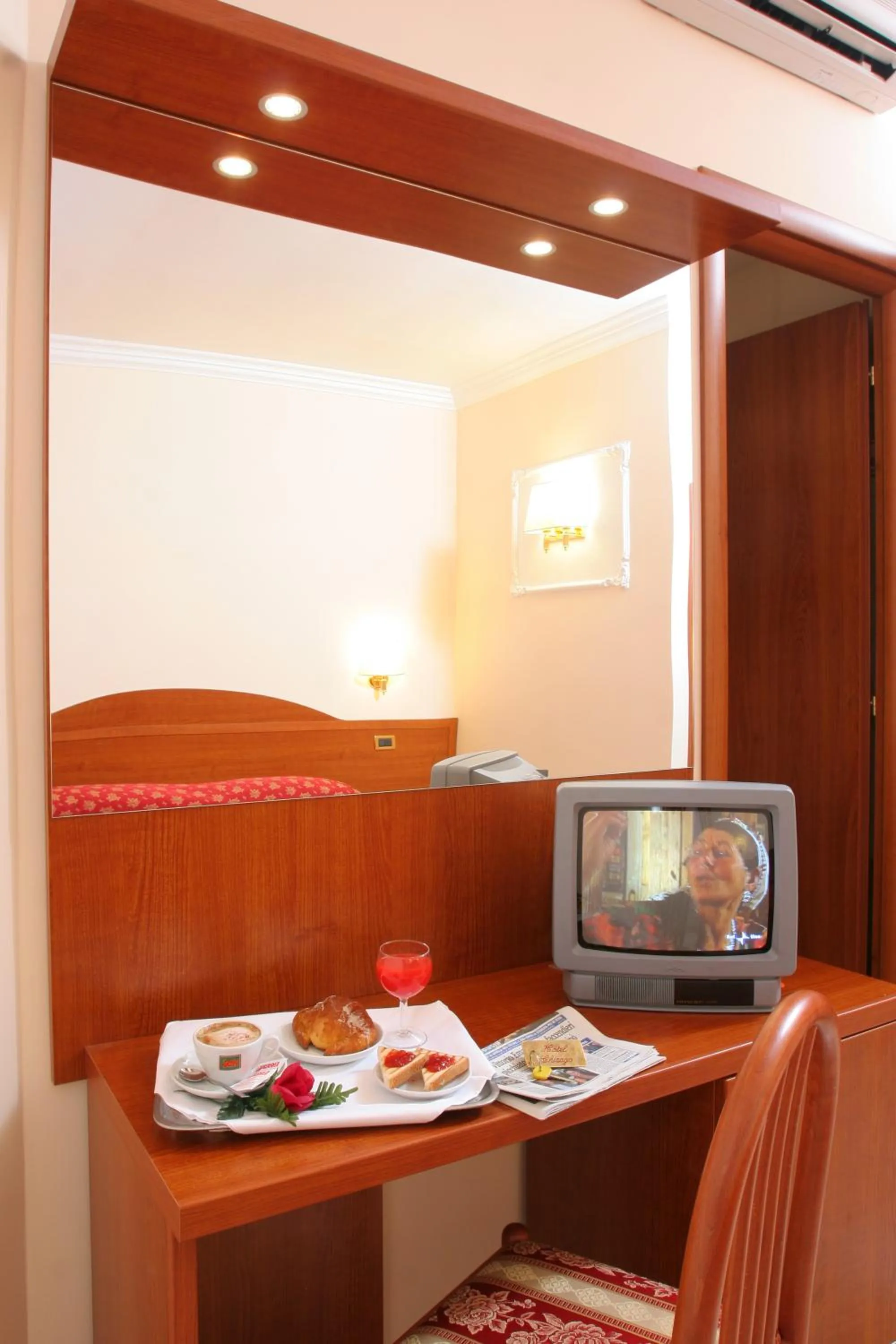 TV and multimedia in Hotel Chicago