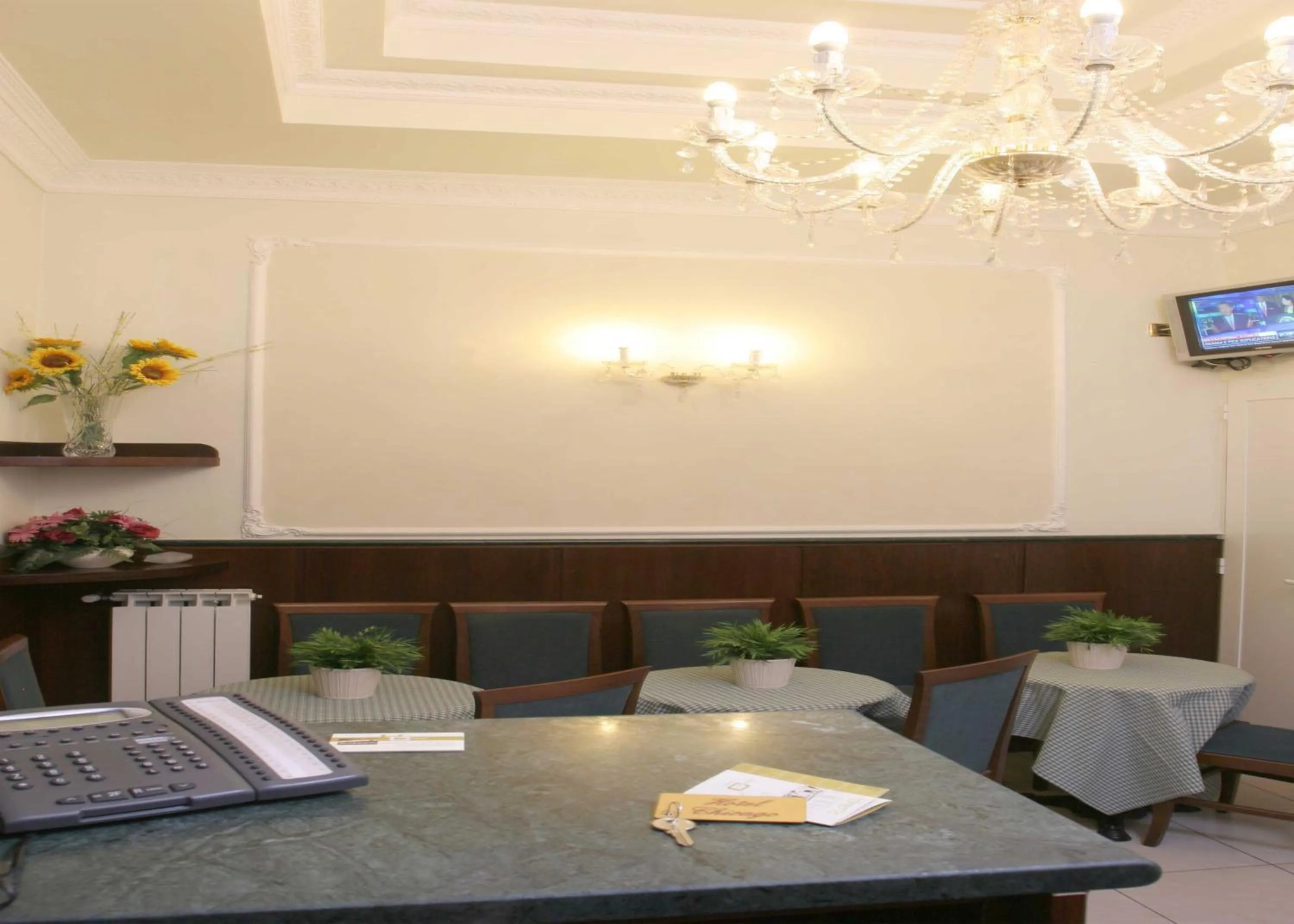 Restaurant/places to eat in Hotel Chicago