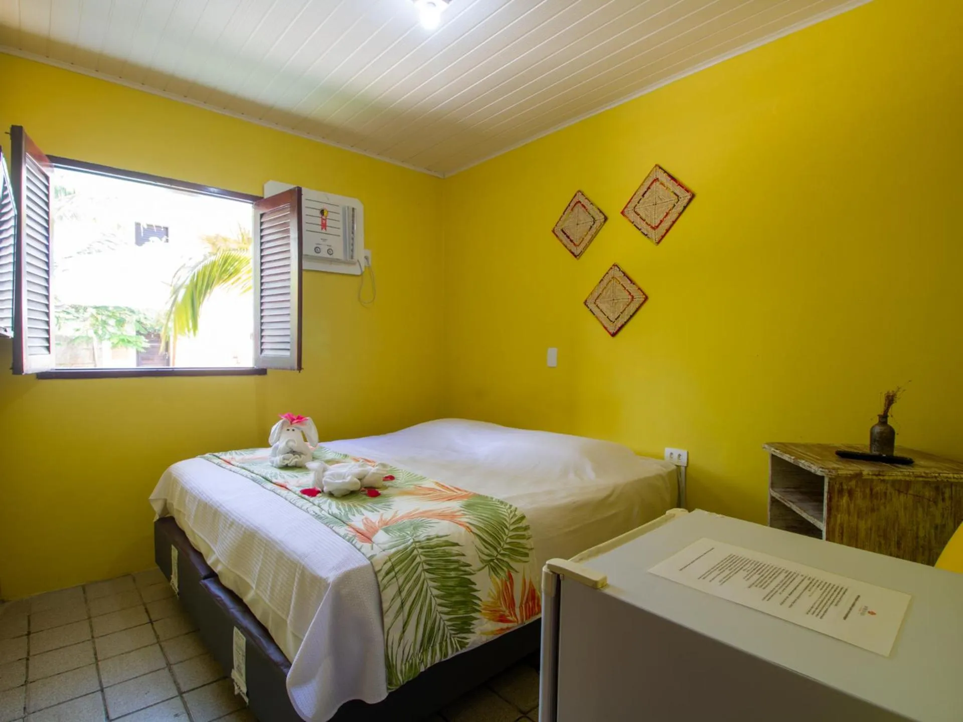 Photo of the whole room, Bed in Pousada Hibiscus