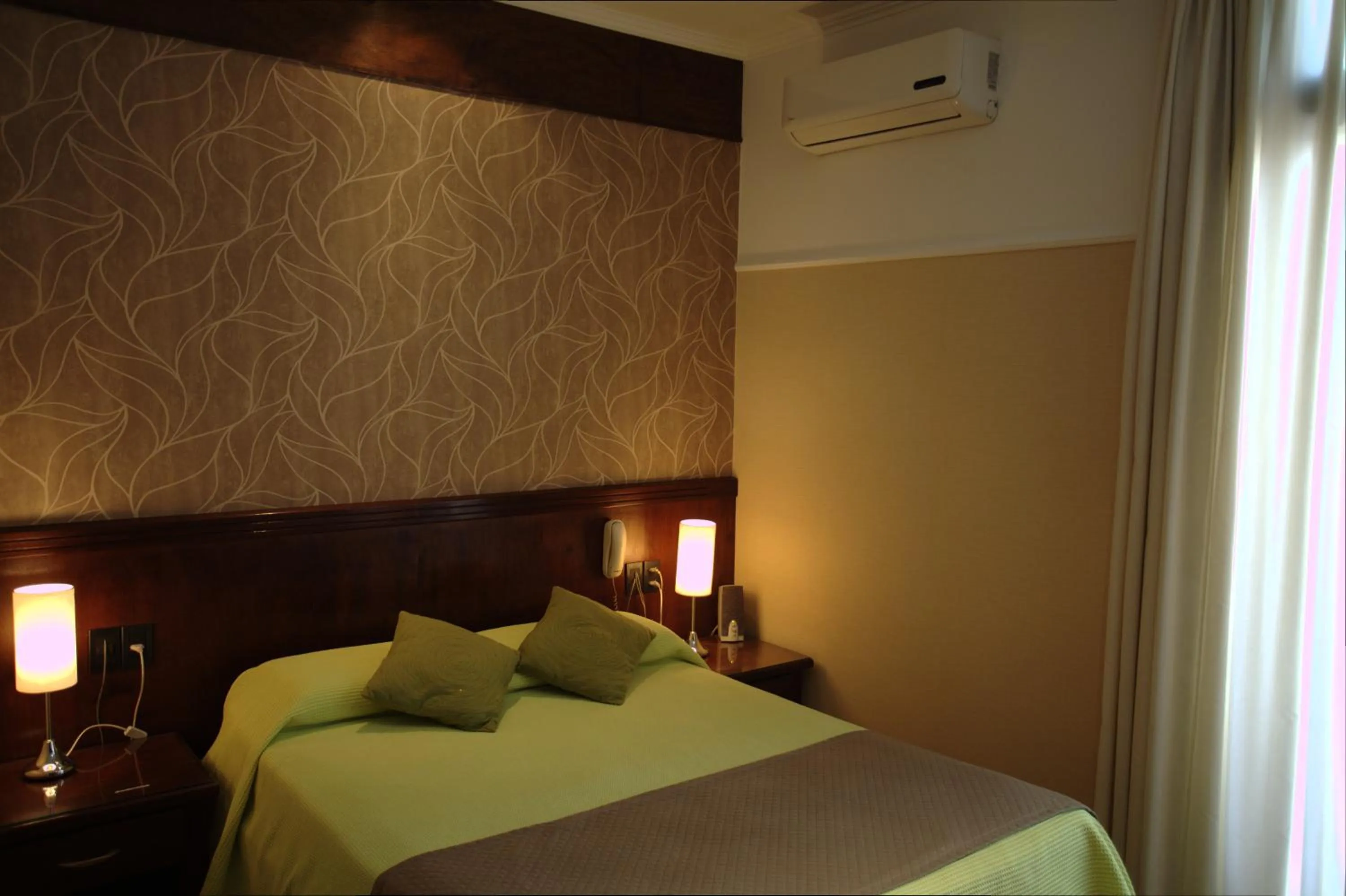 Photo of the whole room, Bed in Sur Hotel