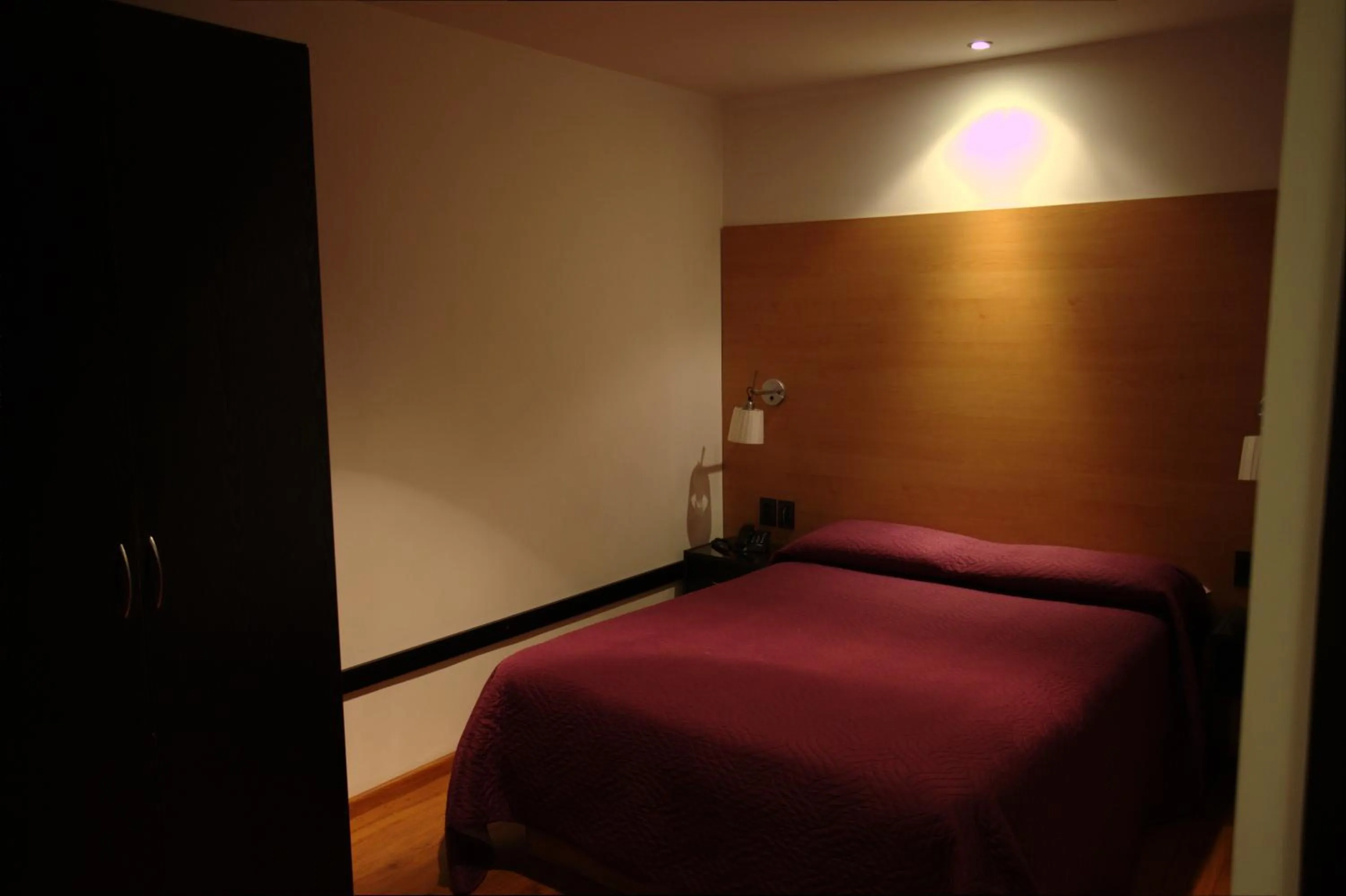 Photo of the whole room, Bed in Sur Hotel