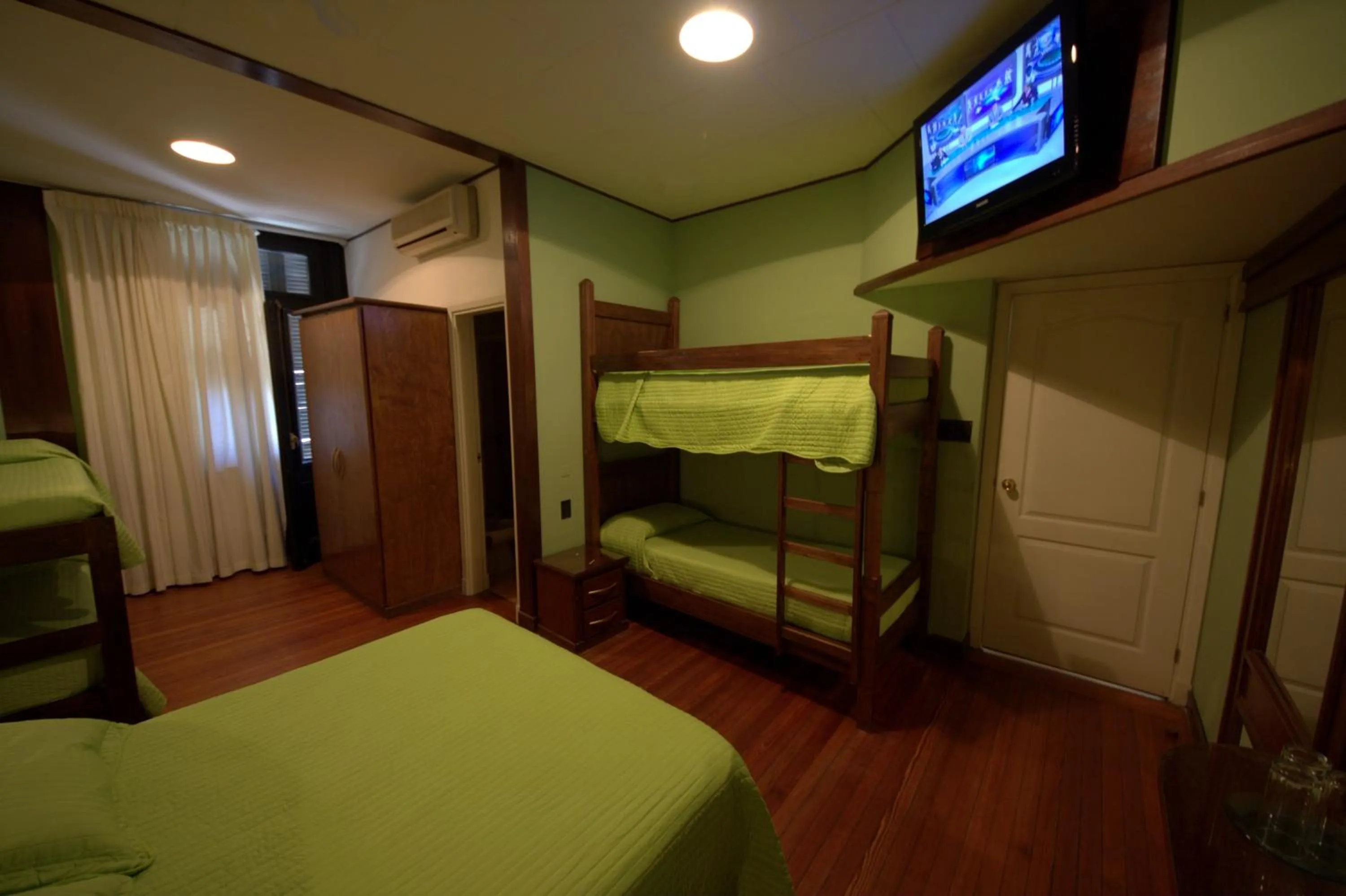 Photo of the whole room, Bed in Sur Hotel