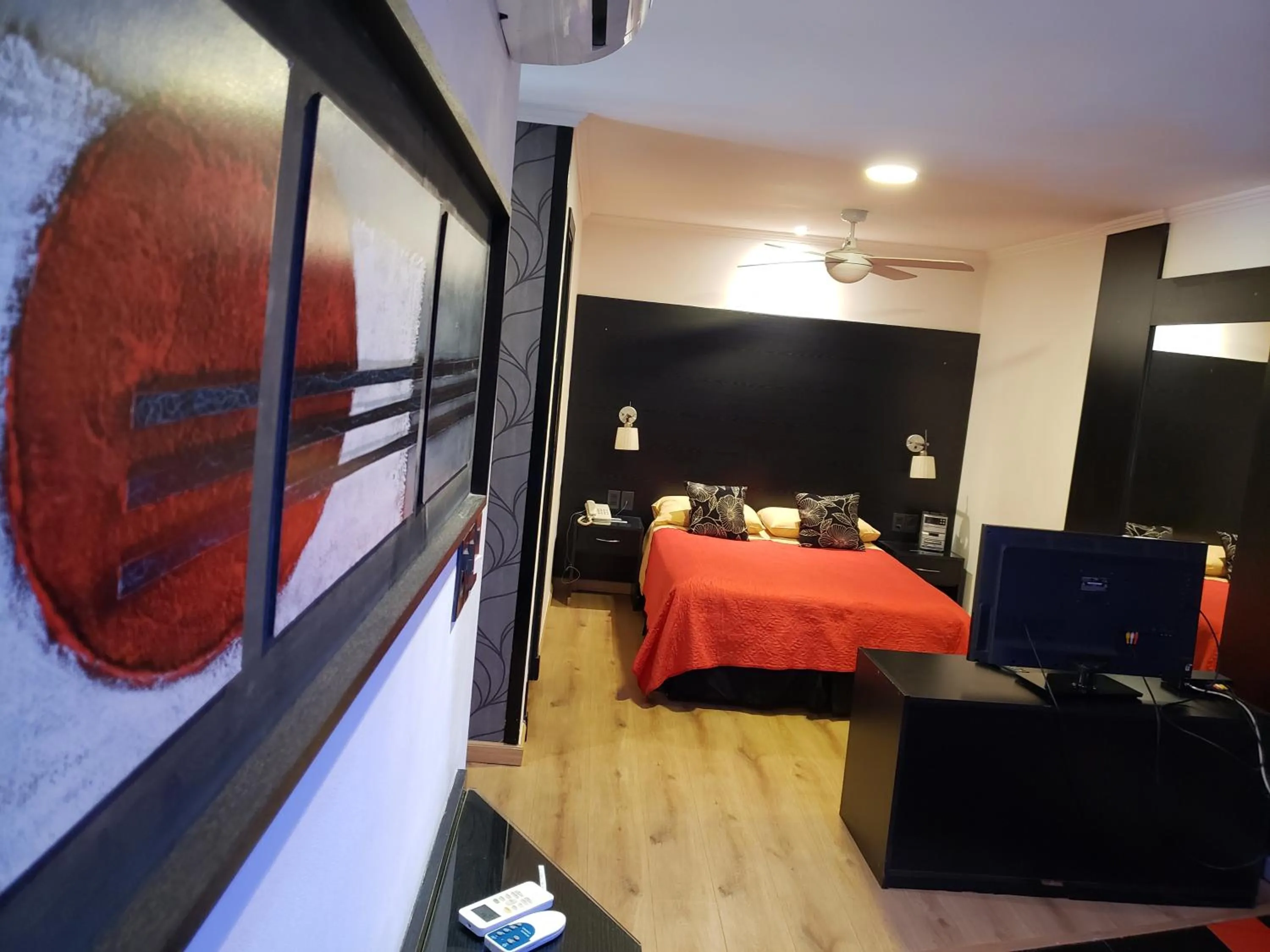 Photo of the whole room, Bed in Sur Hotel