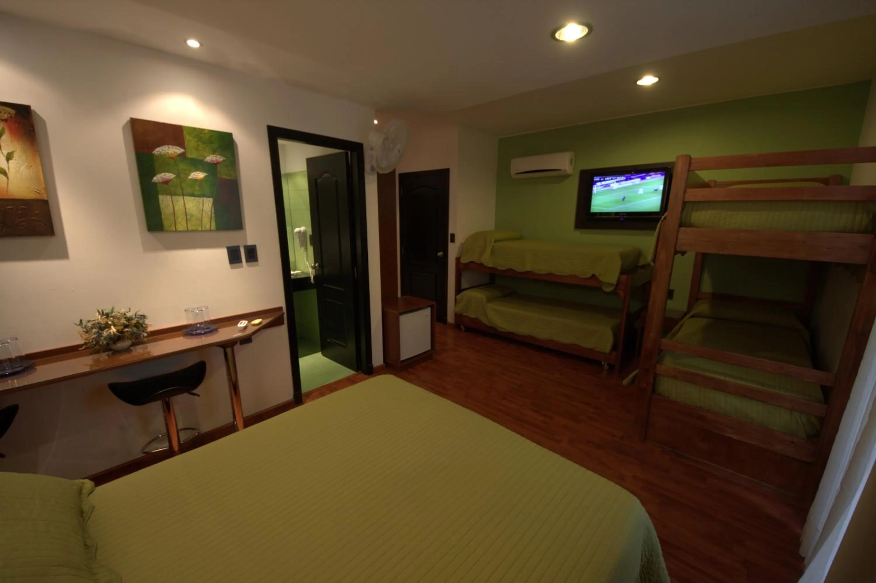 Photo of the whole room, Bed in Sur Hotel