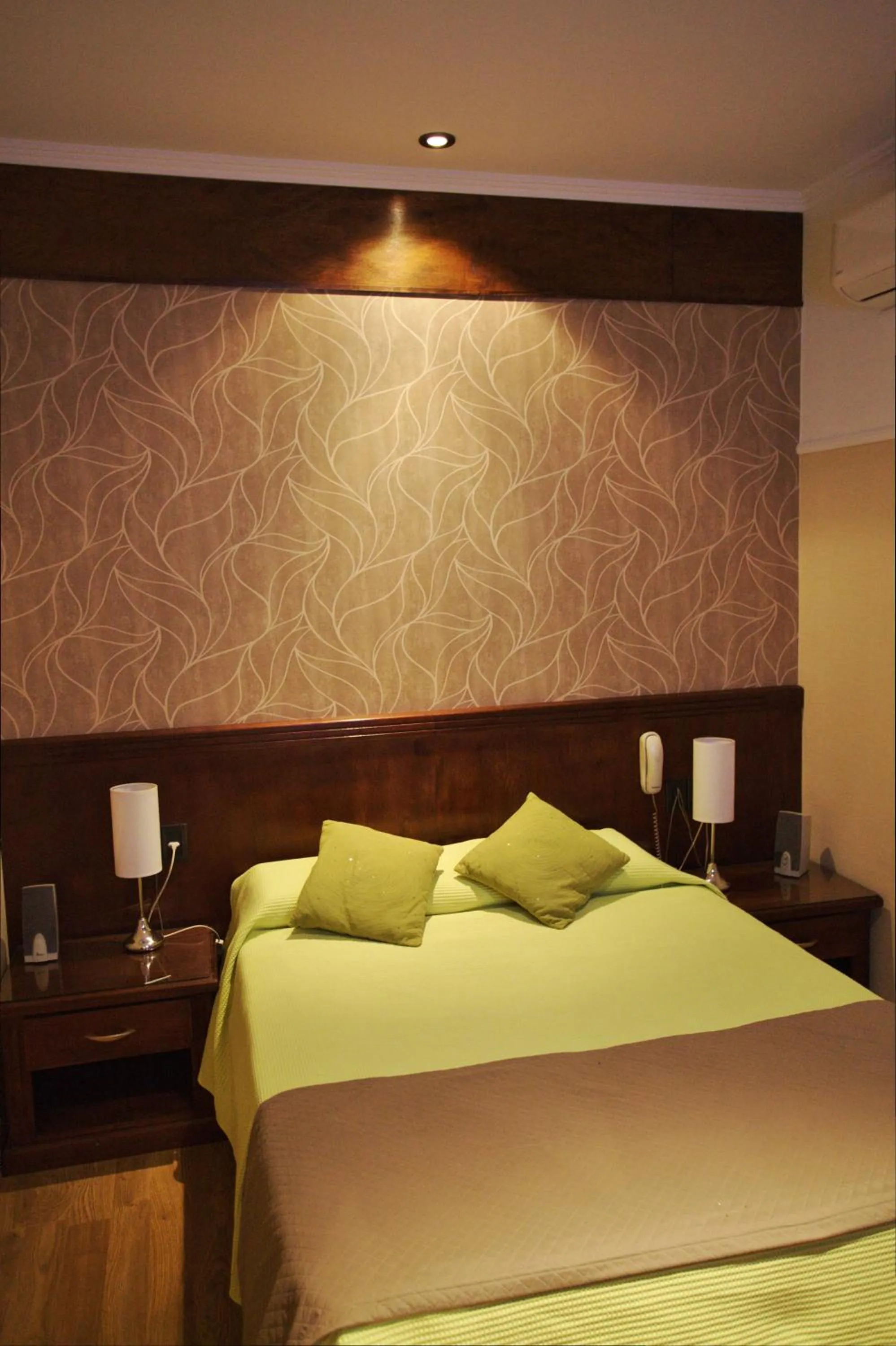 Photo of the whole room, Bed in Sur Hotel