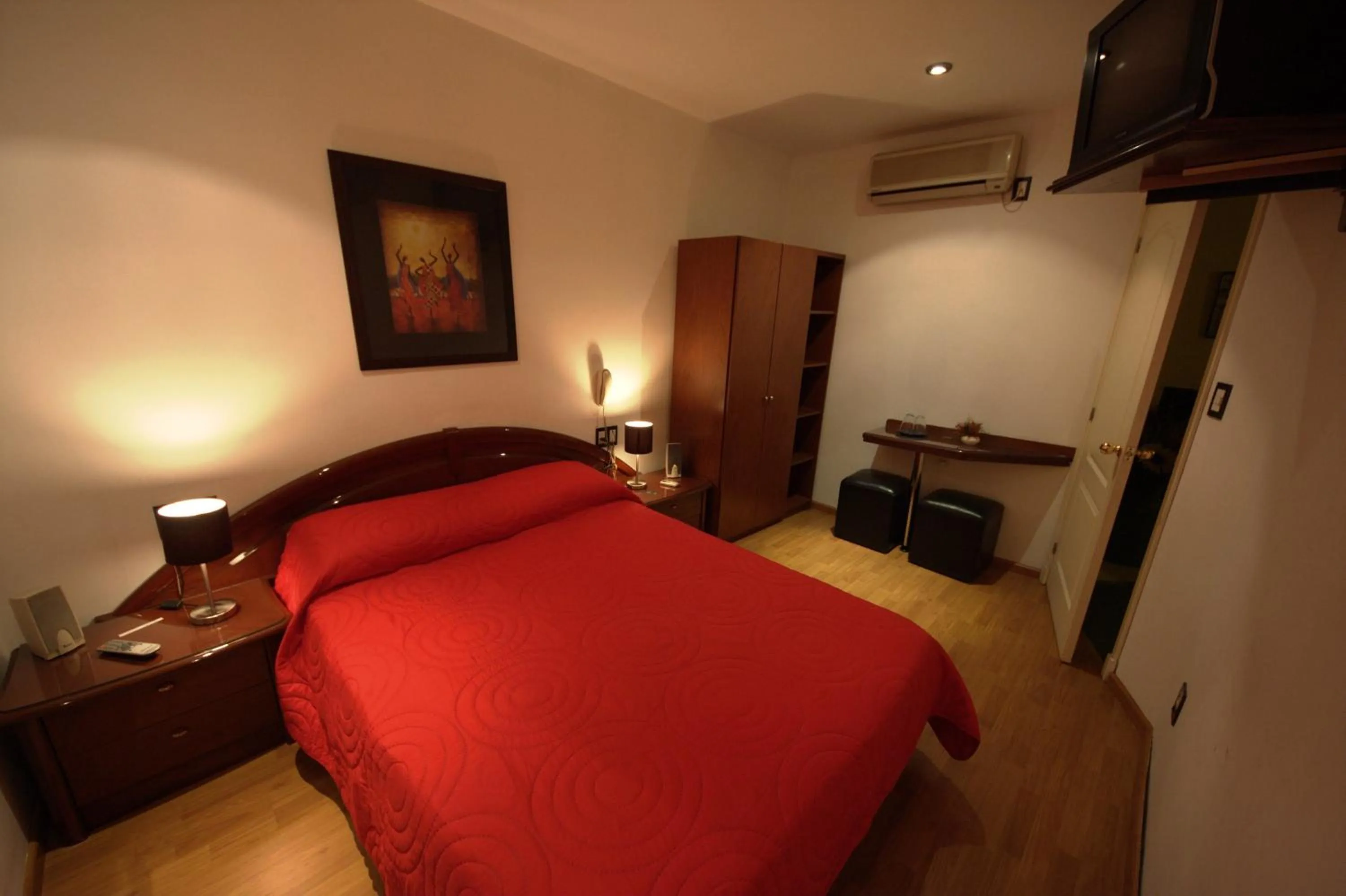 Photo of the whole room, Bed in Sur Hotel