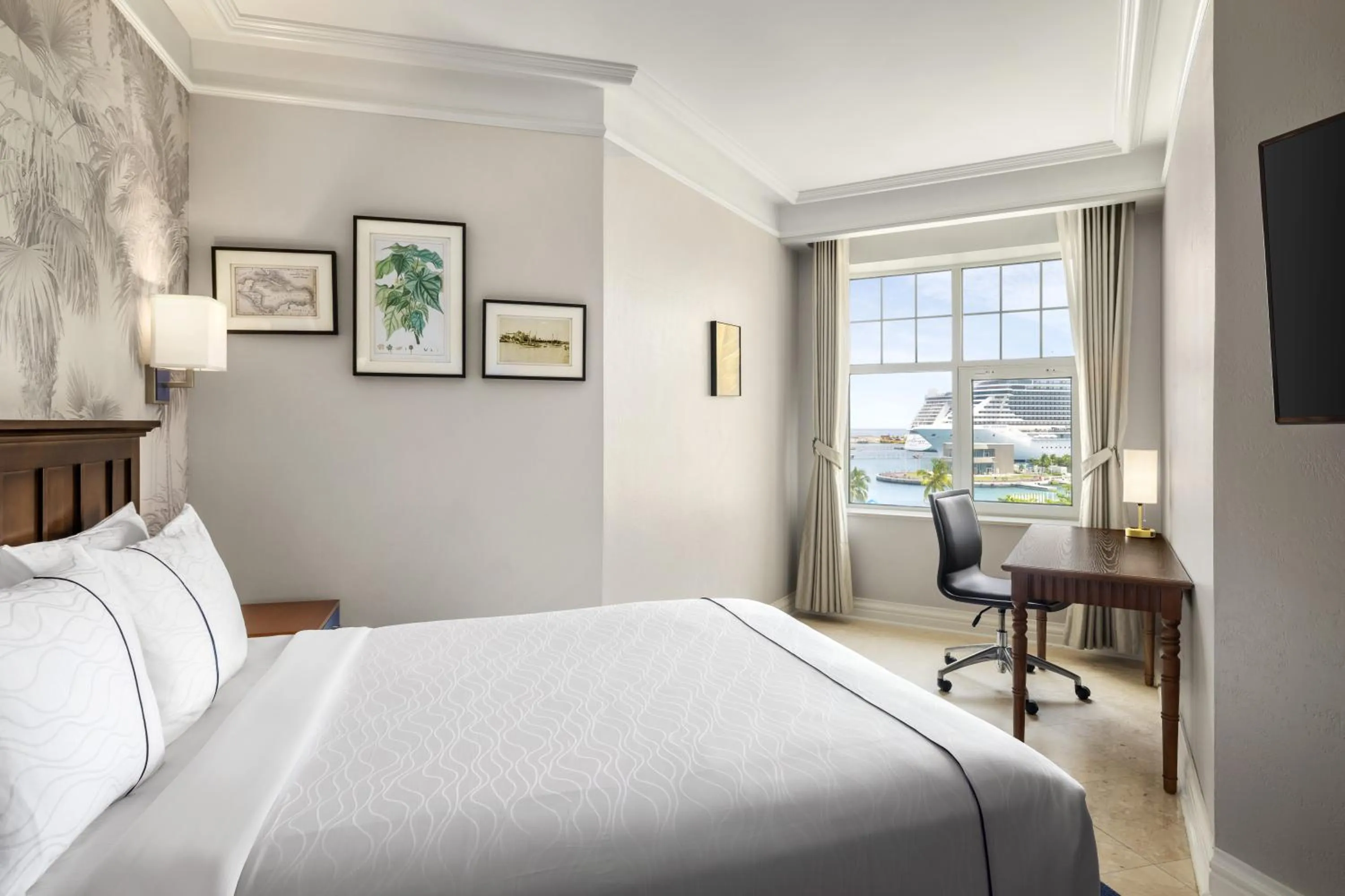 Bedroom, Bed in British Colonial Nassau