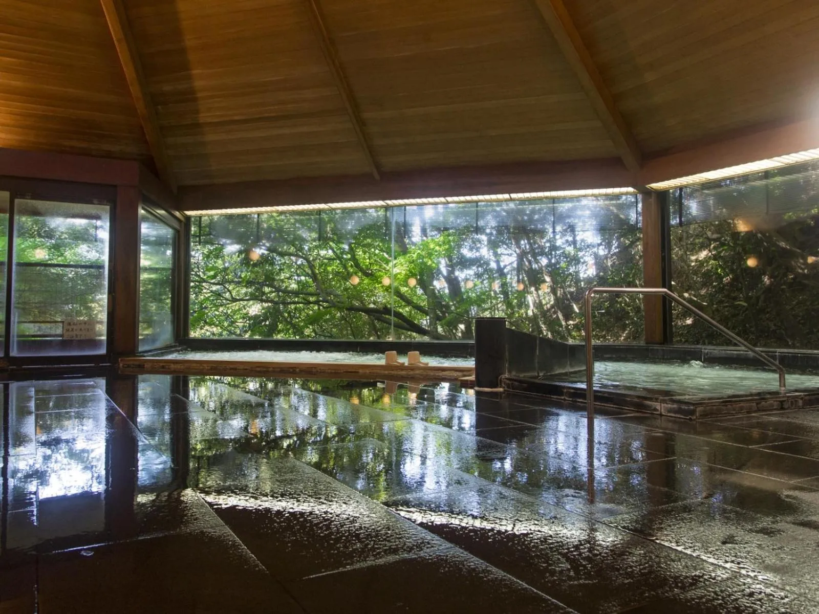 Hot Spring Bath in Motoyu Kosenkaku