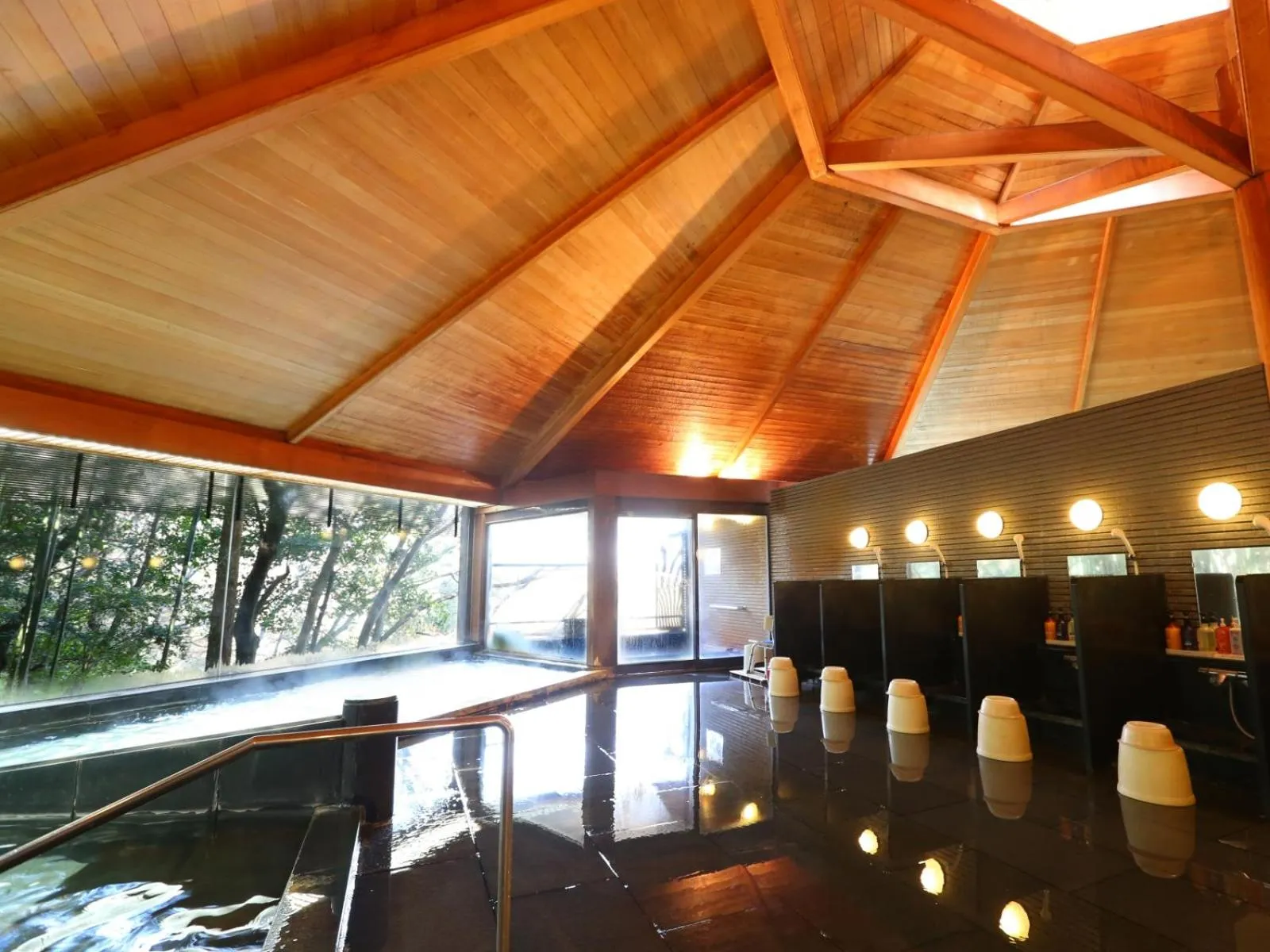 Hot Spring Bath in Motoyu Kosenkaku