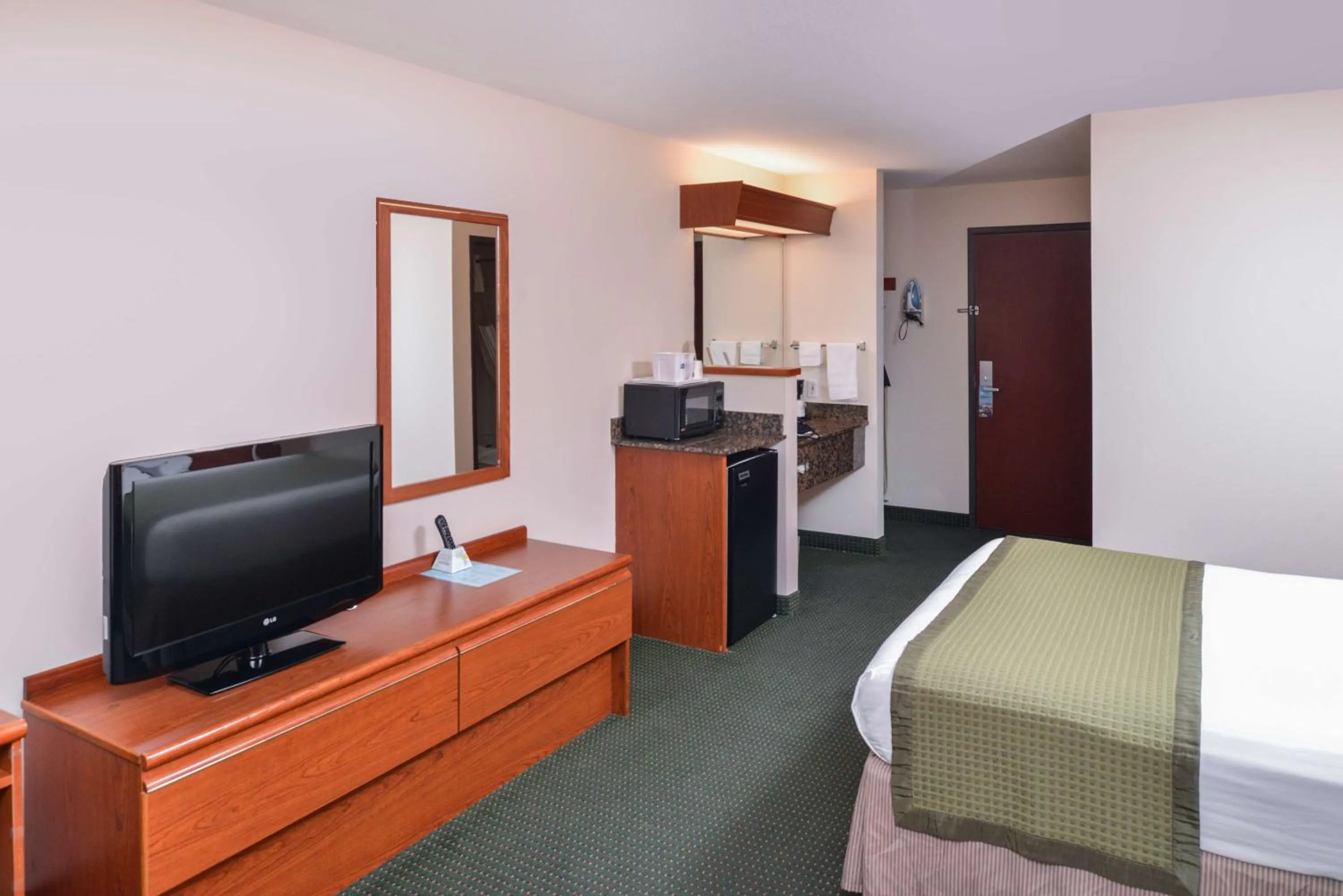 Photo of the whole room, Bed in Travelodge by Wyndham, Newberg