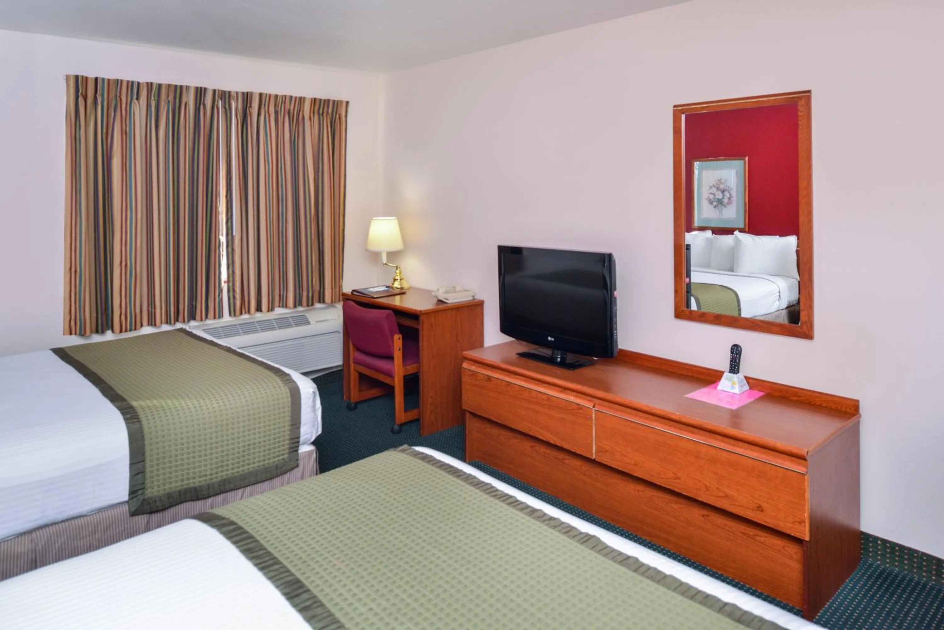 Photo of the whole room, Bed in Travelodge by Wyndham, Newberg