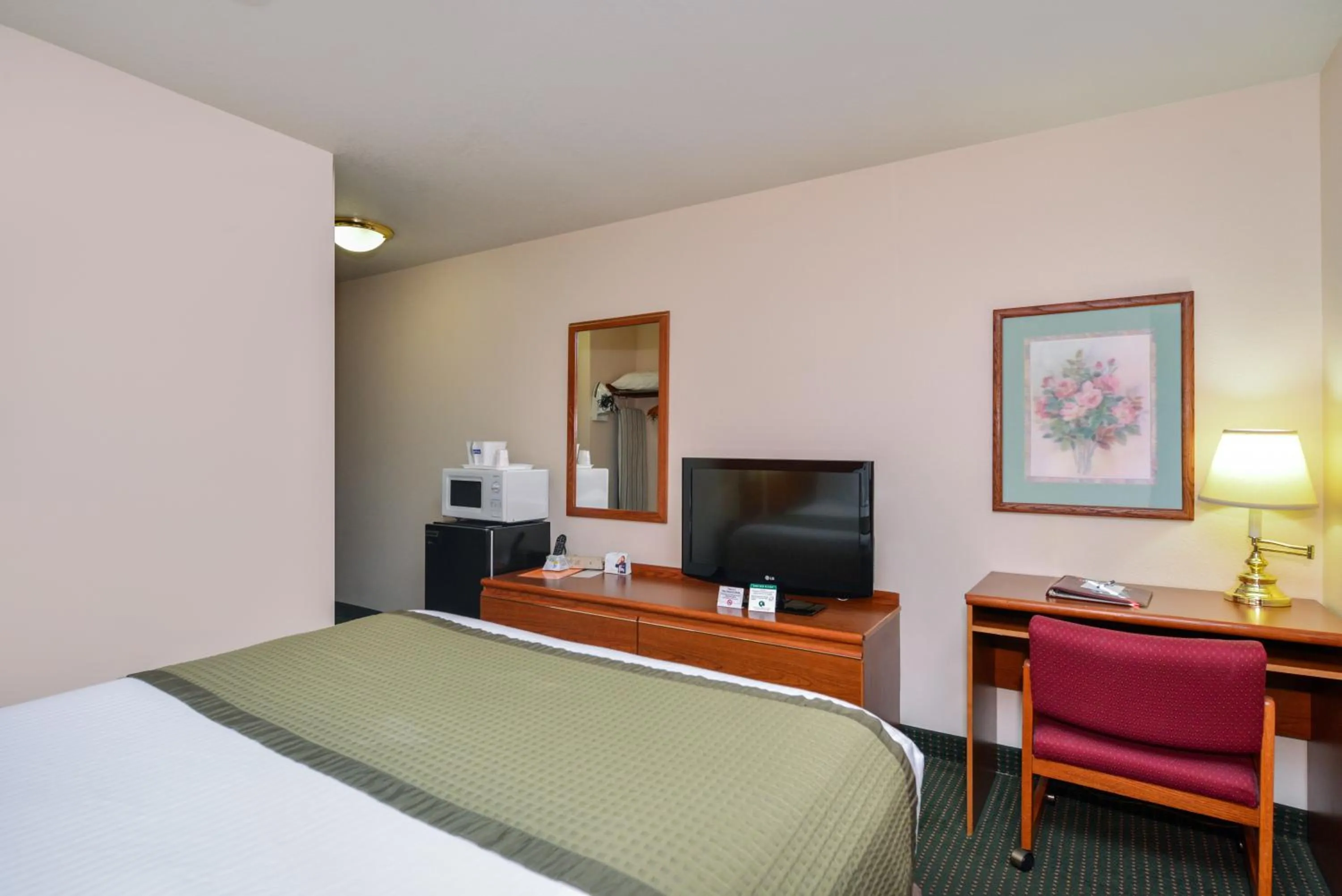 Photo of the whole room, Bed in Travelodge by Wyndham, Newberg