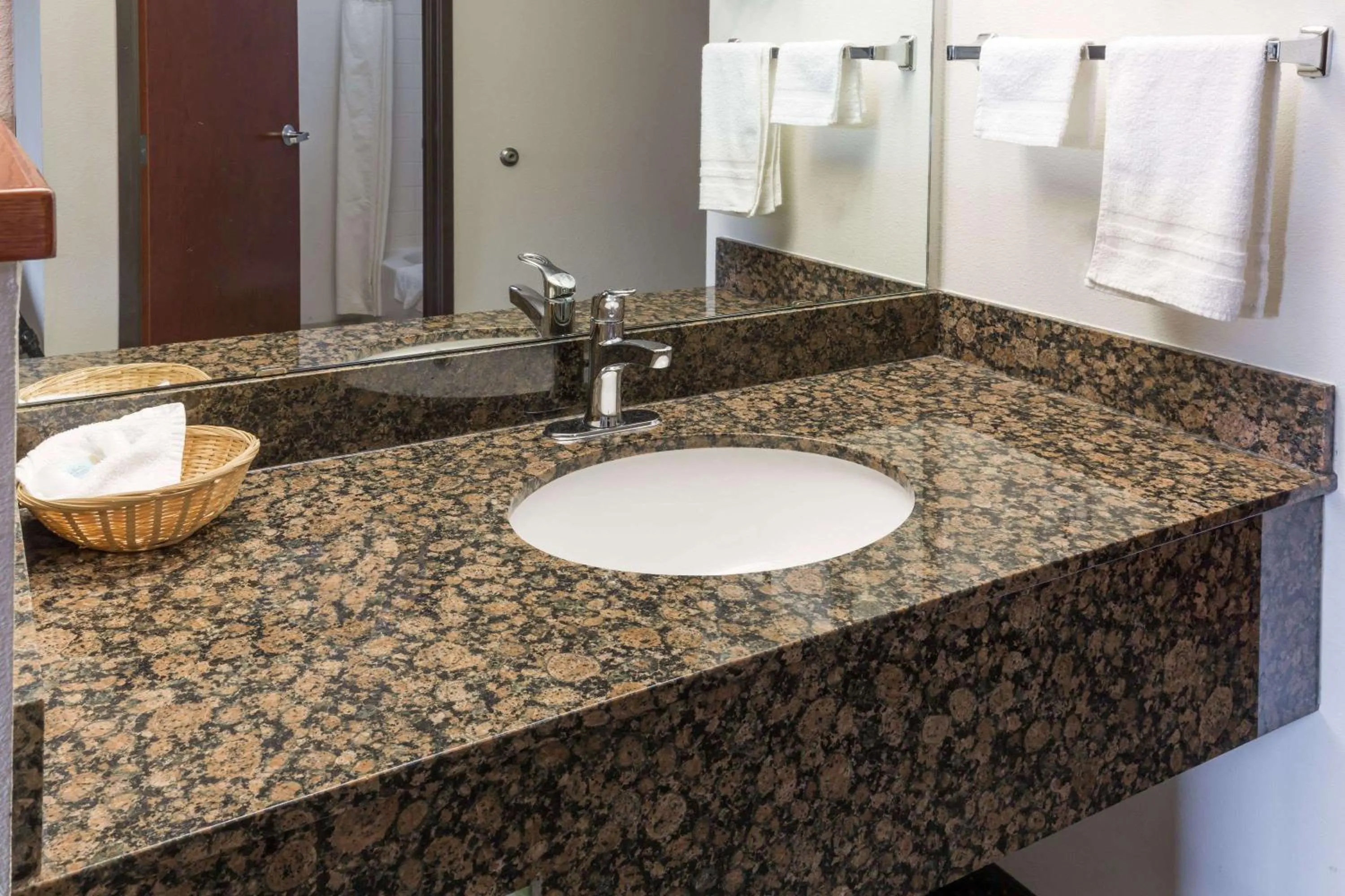 Bathroom in Travelodge by Wyndham, Newberg