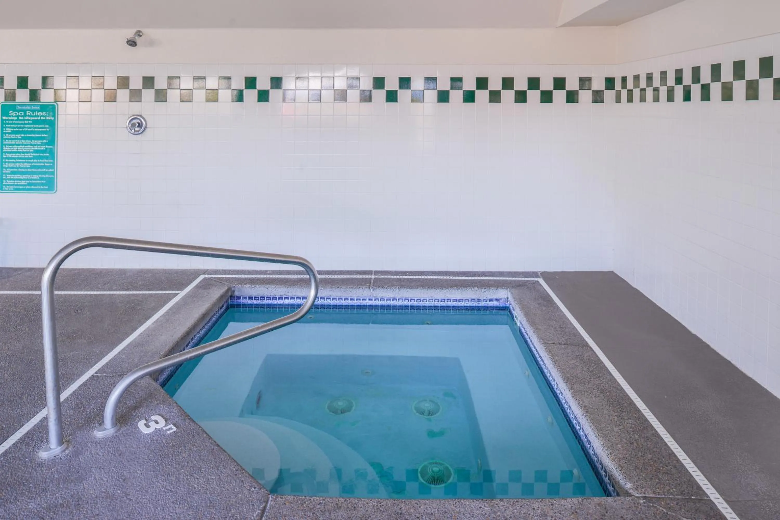 Swimming pool in Travelodge by Wyndham, Newberg