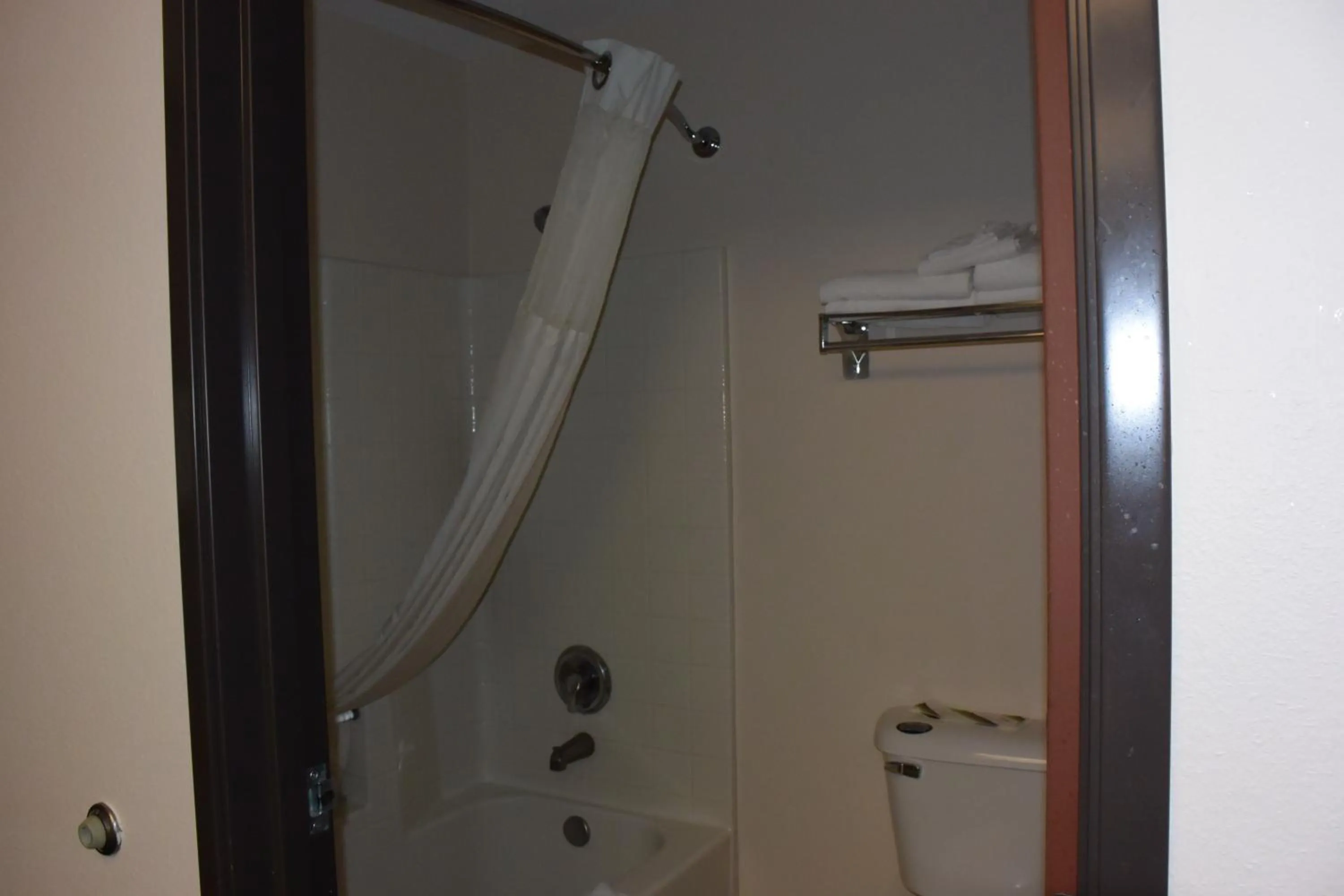 Bathroom in Travelodge by Wyndham, Newberg