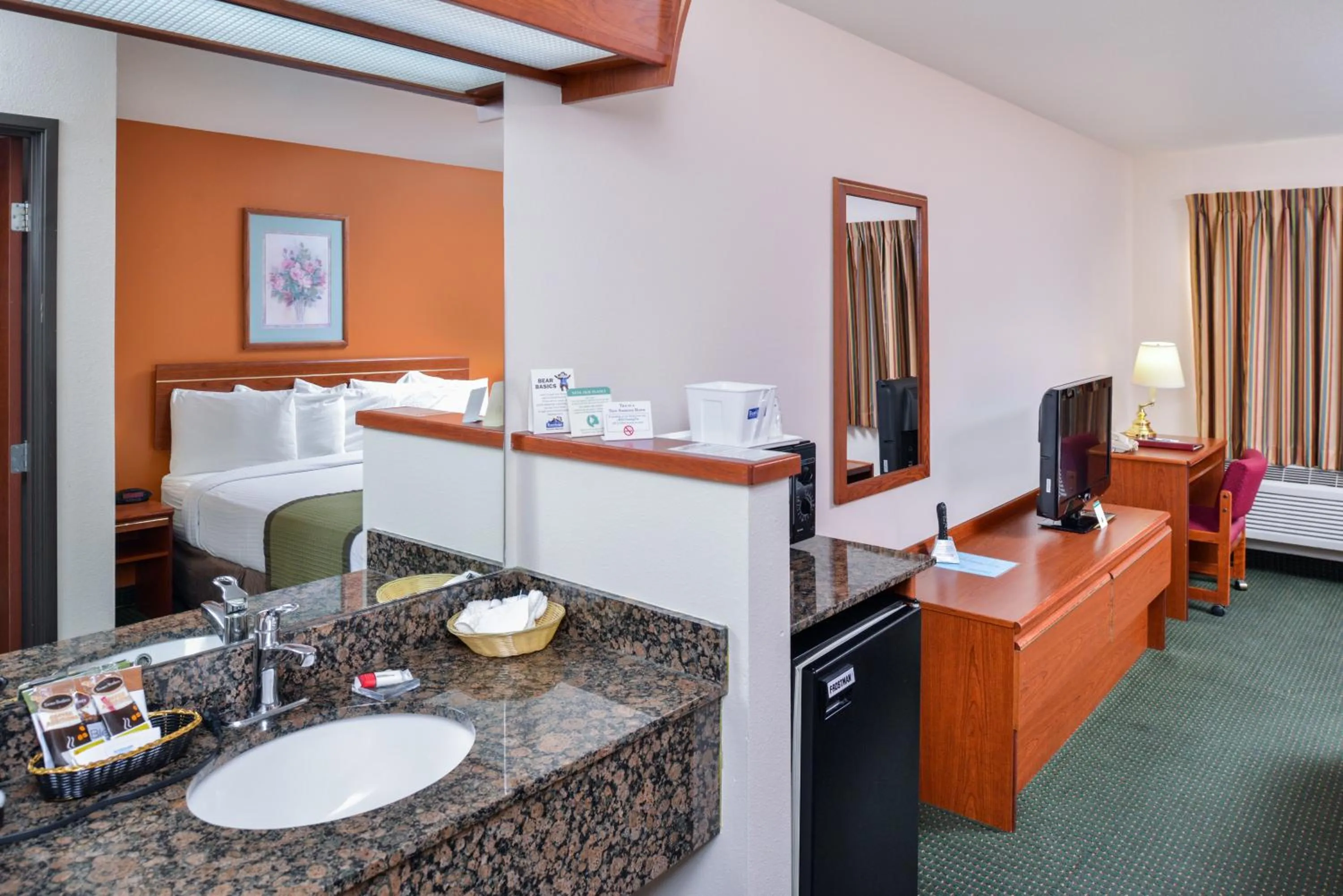 Decorative detail, Bed in Travelodge by Wyndham, Newberg