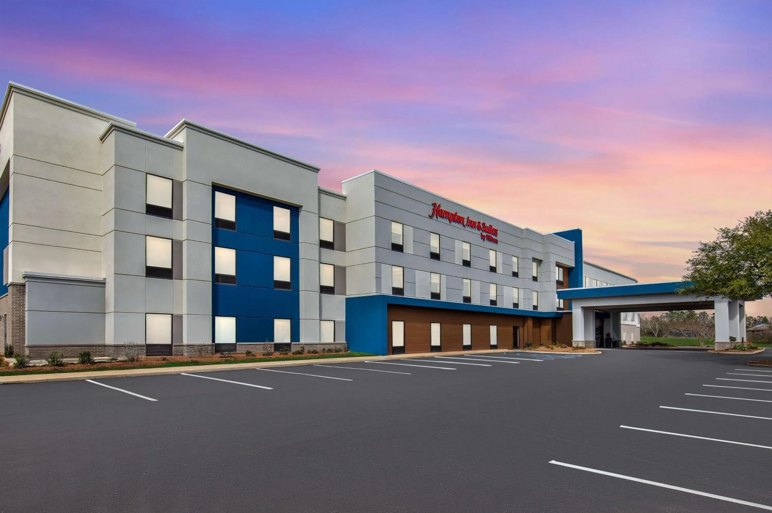 Property building in Hampton Inn & Suites Dothan
