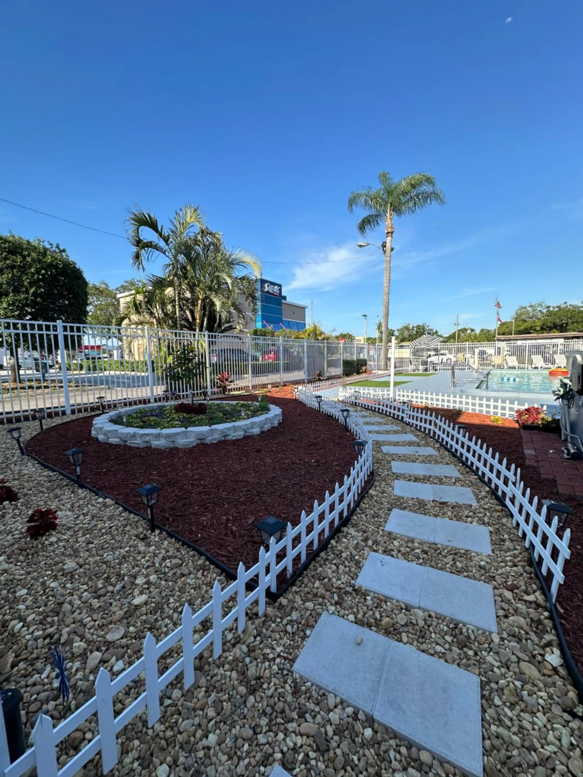 Garden view in Budget Inn - St. Petersburg