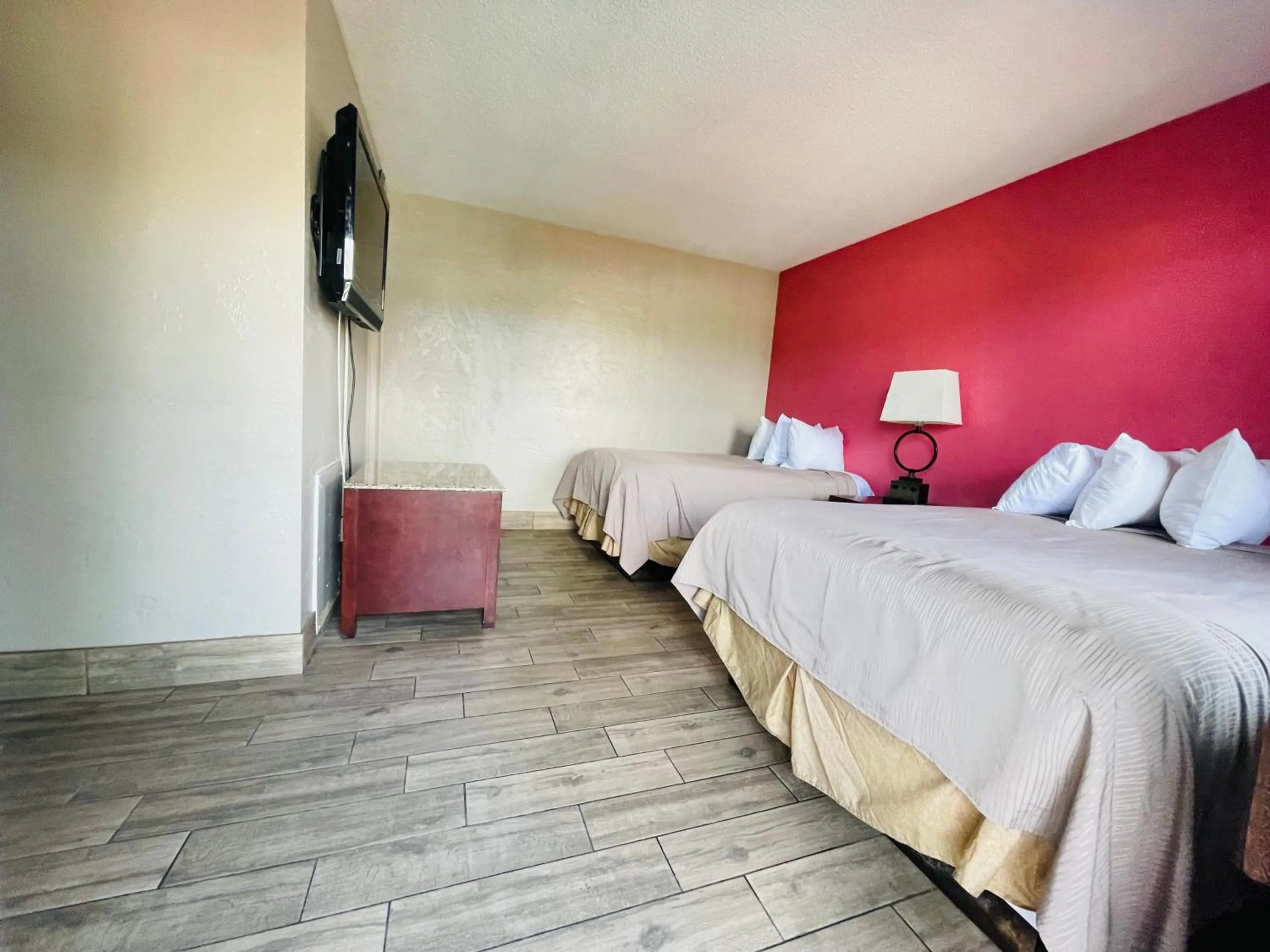 Bedroom, Bed in Budget Inn - St. Petersburg