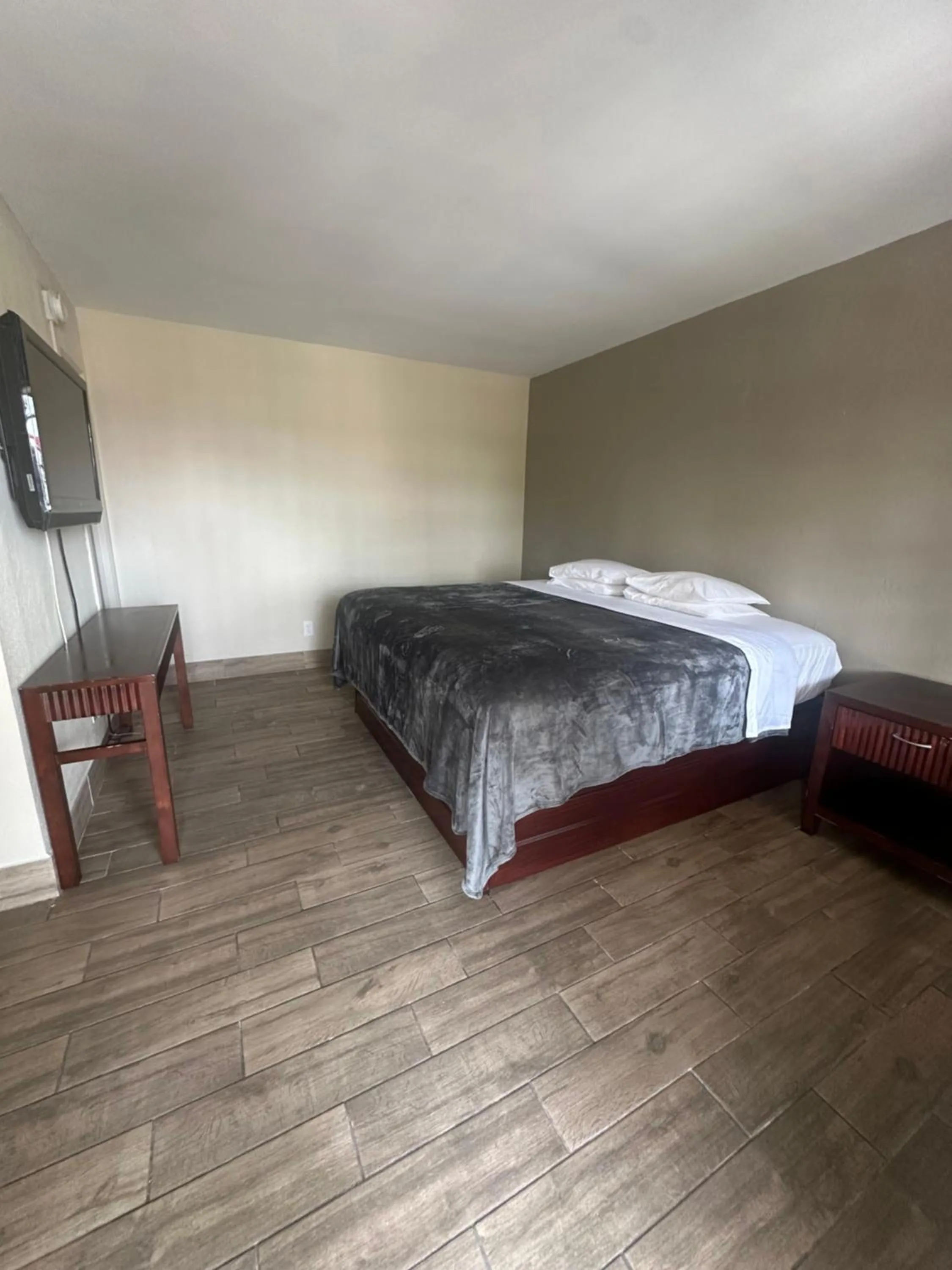 Bedroom, Bed in Budget Inn - St. Petersburg