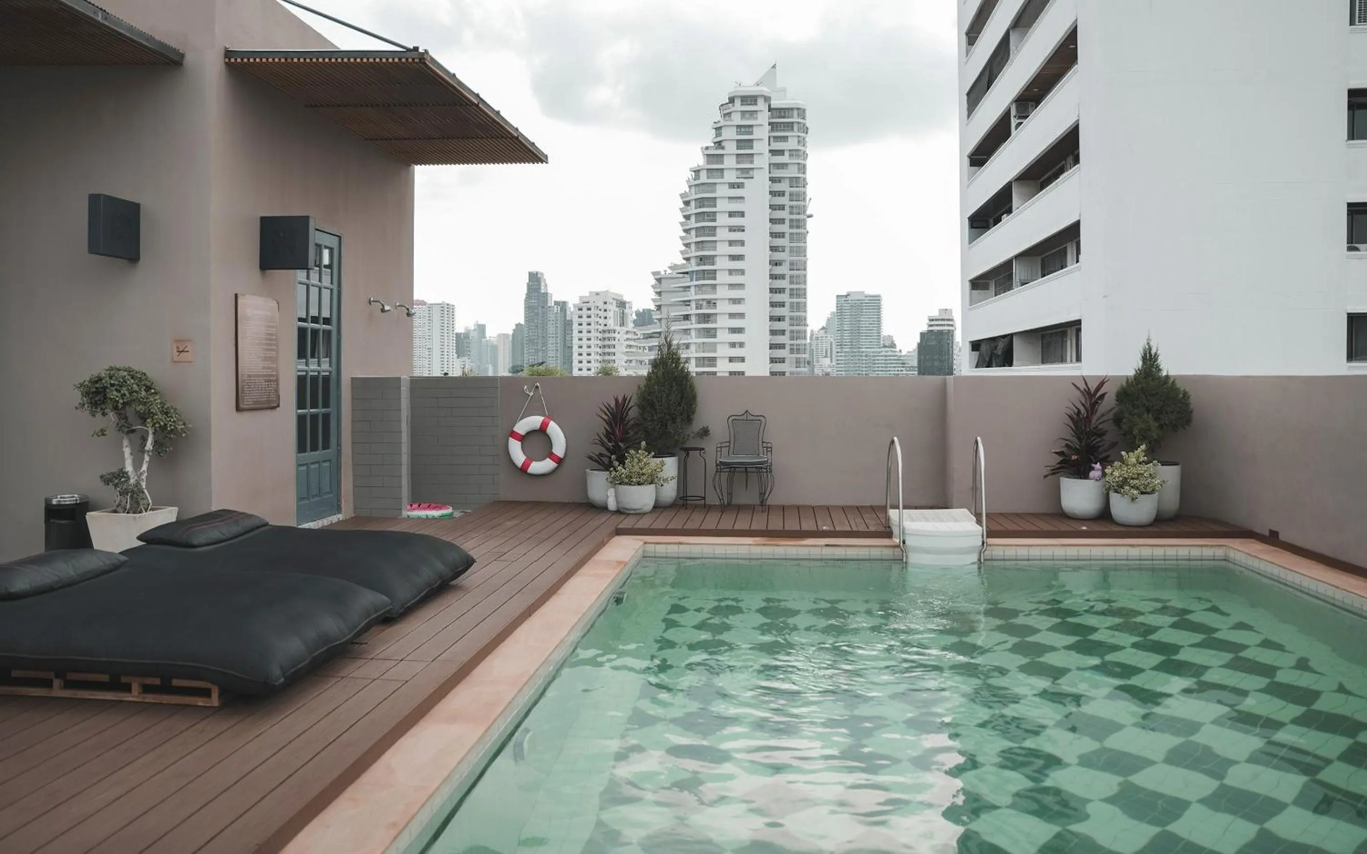 Swimming pool in THEA Private Suites by TH District
