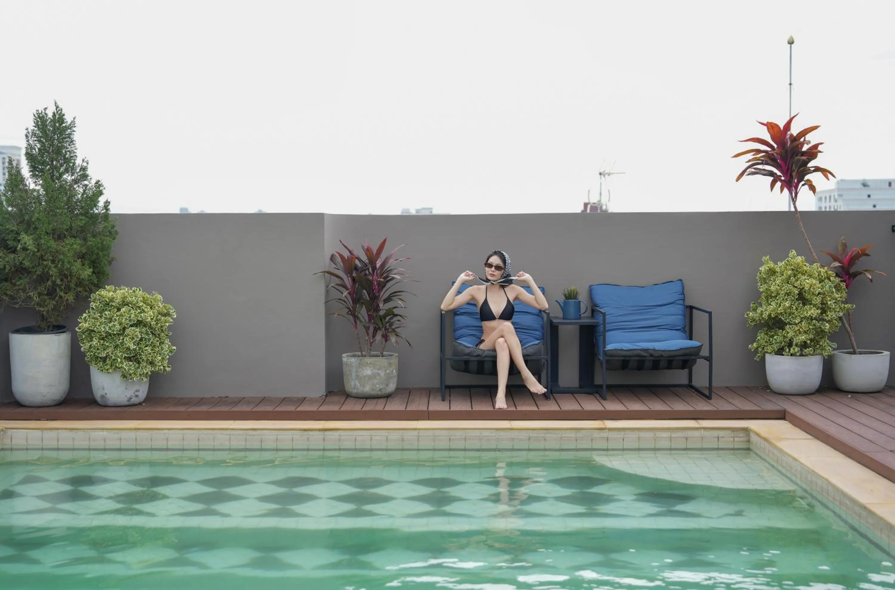 Swimming pool in THEA Private Suites by TH District