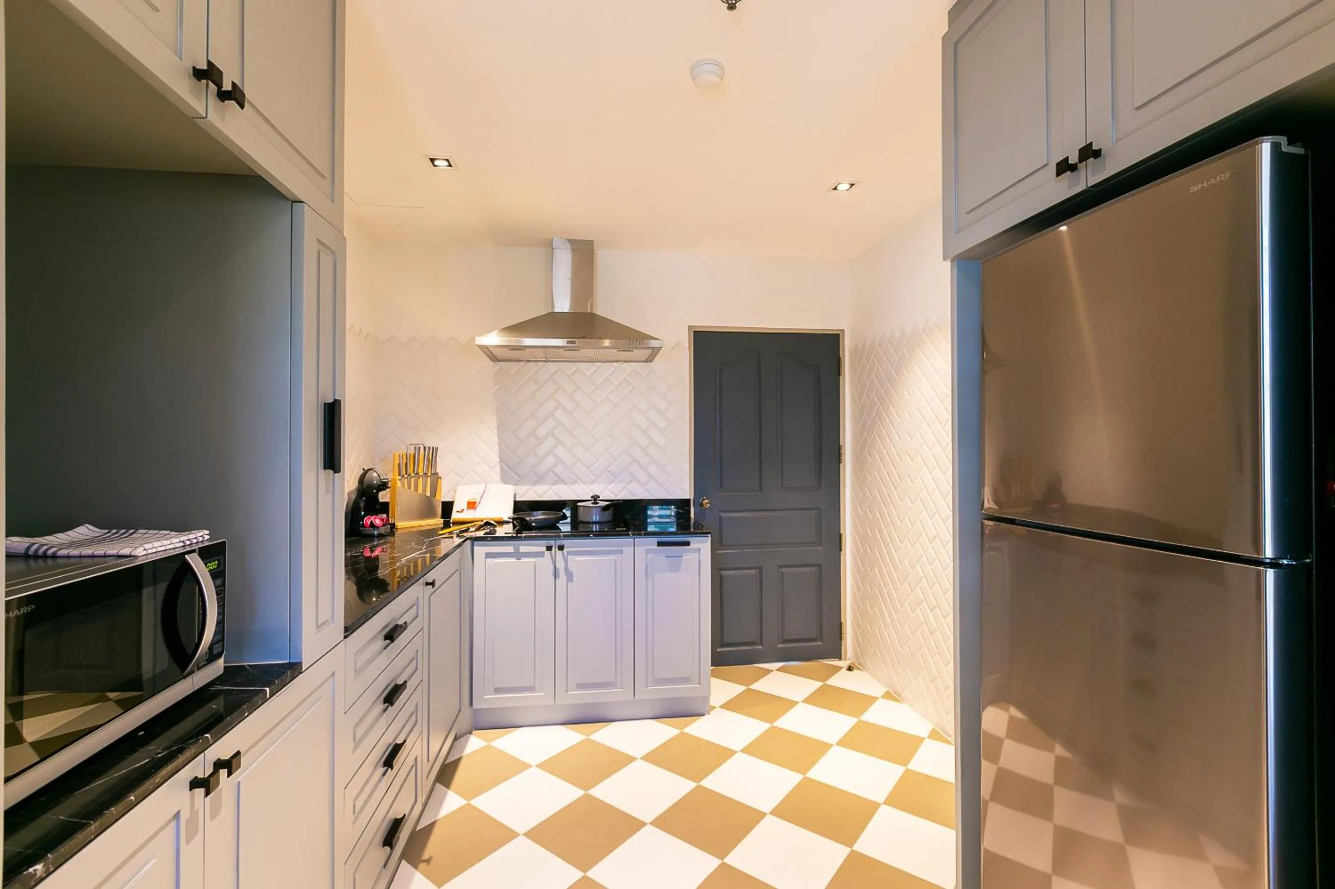 Kitchen or kitchenette in THEA Private Suites by TH District