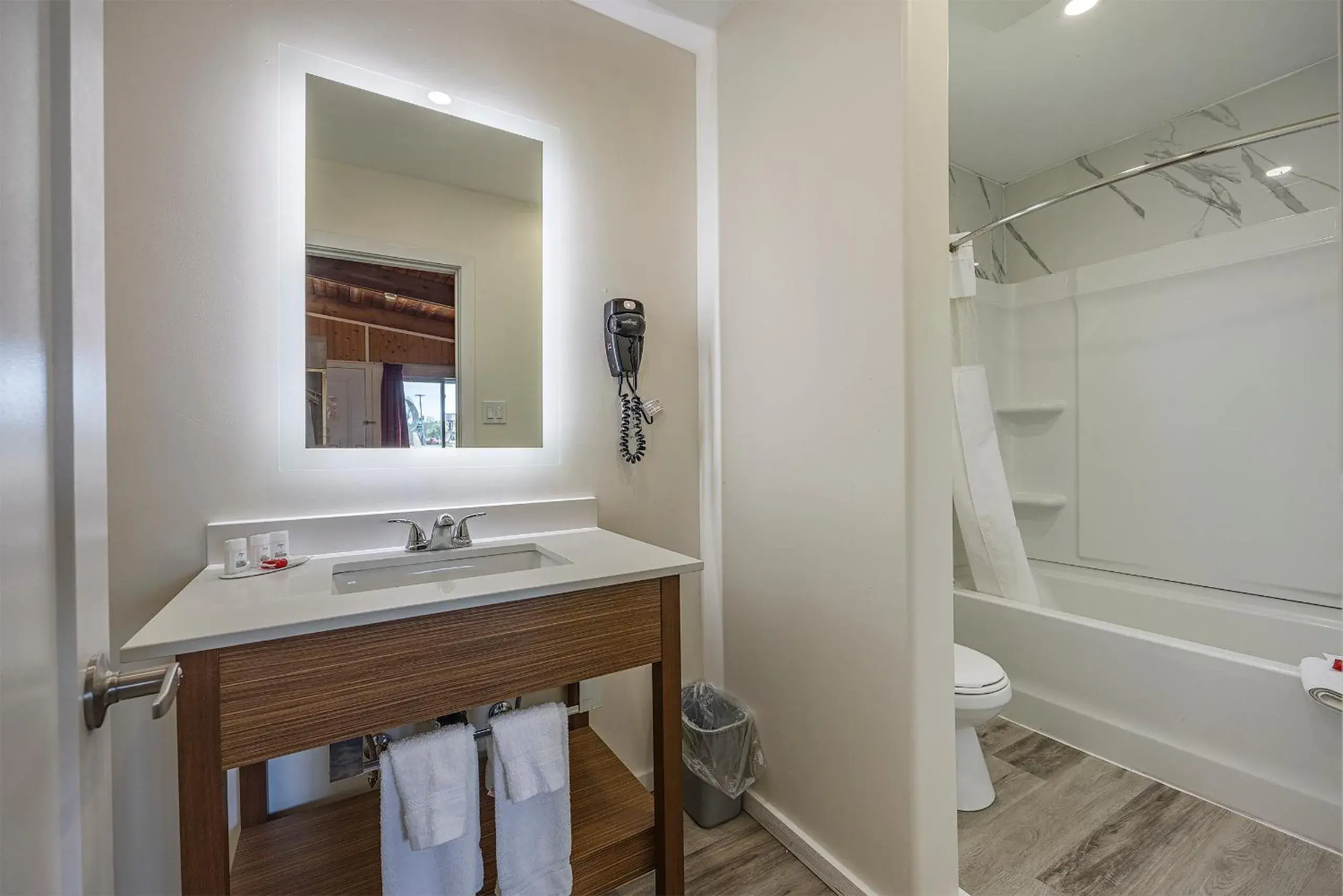 Double Room with Two Double Beds - Non-Smoking in Ramada by Wyndham 1000 Islands Gananoque Double Room with Two Double Beds - Non-Smoking in Ramada by Wyndham 1000 Islands Gananoque