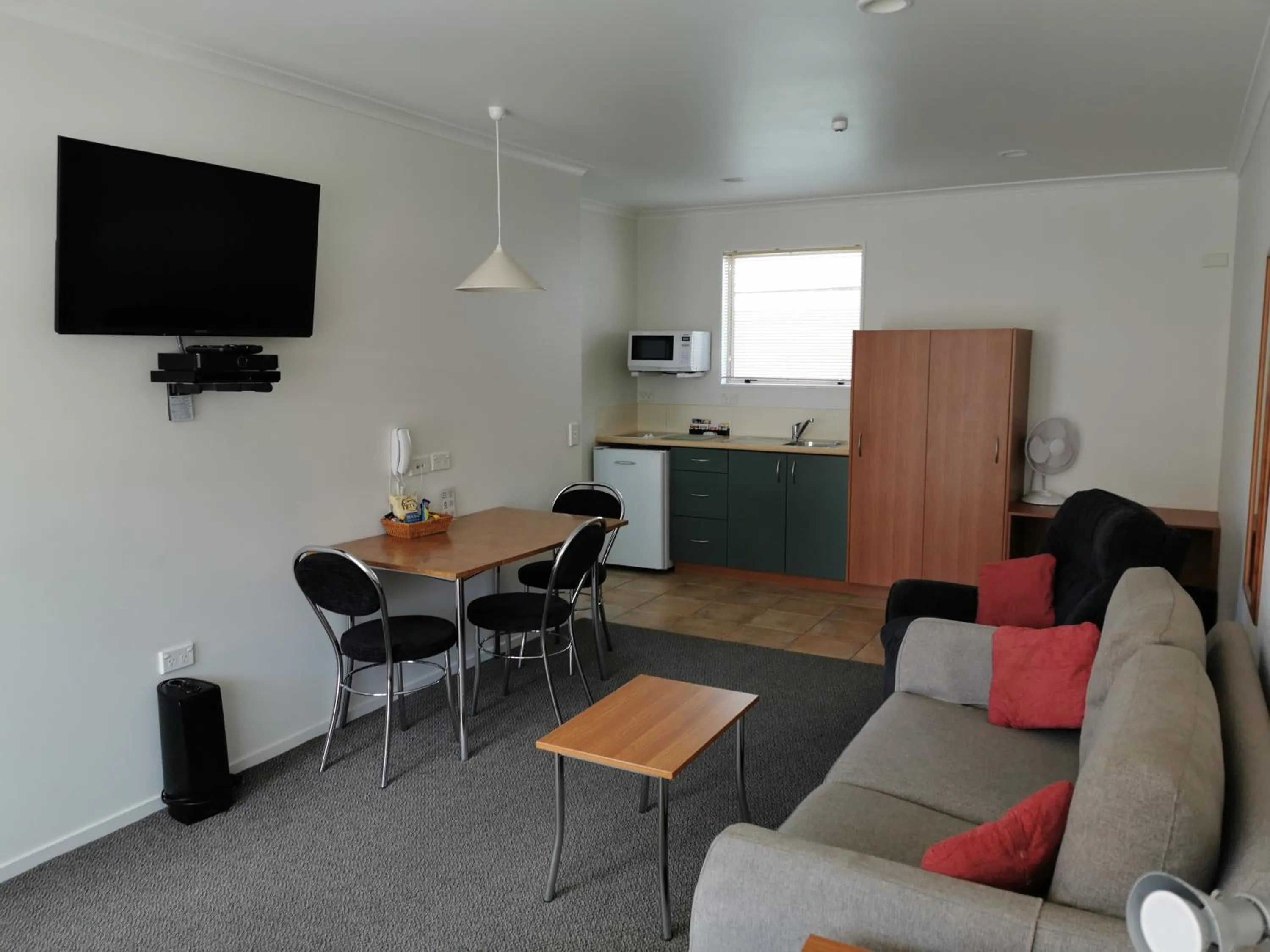 Communal lounge/ TV room in Bks Egmont Motor Lodge