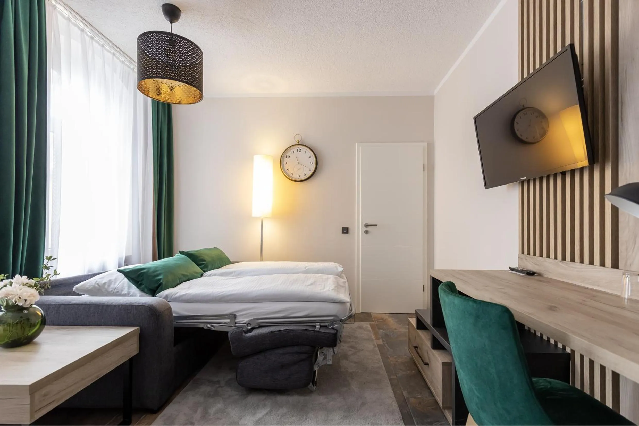 Living room, Bed in Hotel Garni " Am Domplatz"