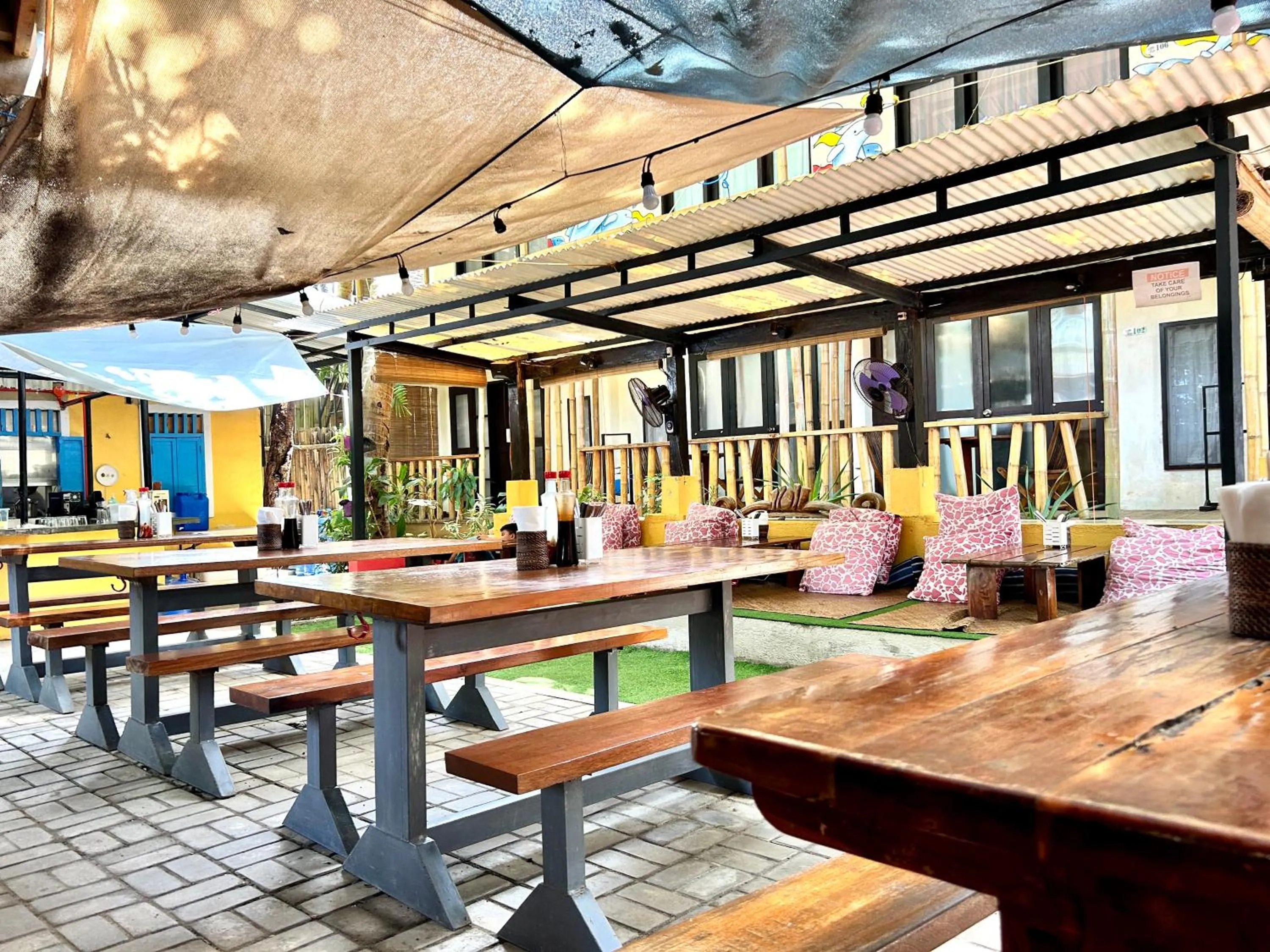 Restaurant/places to eat in Lazy Dog Bed & Breakfast