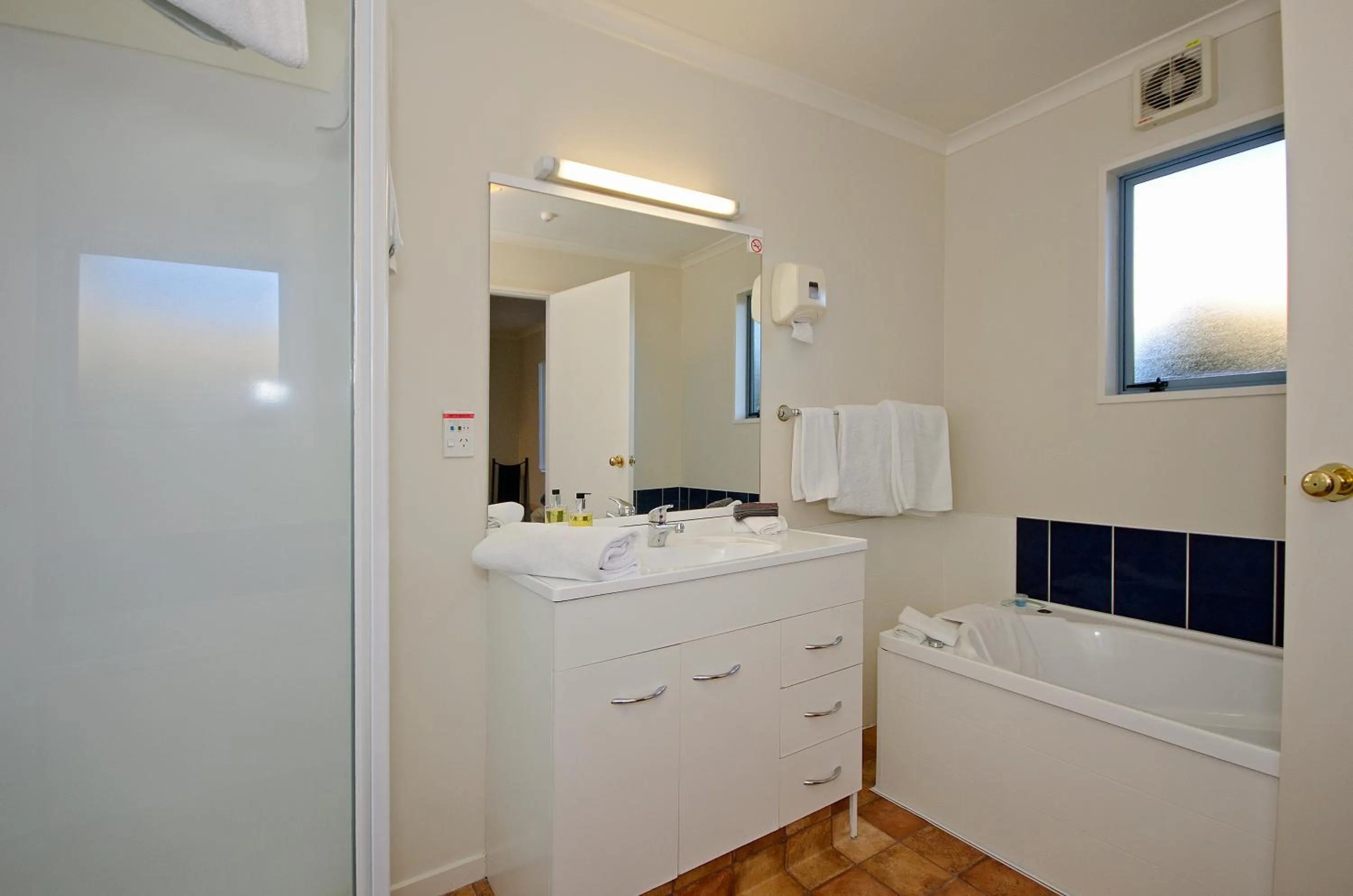 Bathroom in Gateway Motor Inn