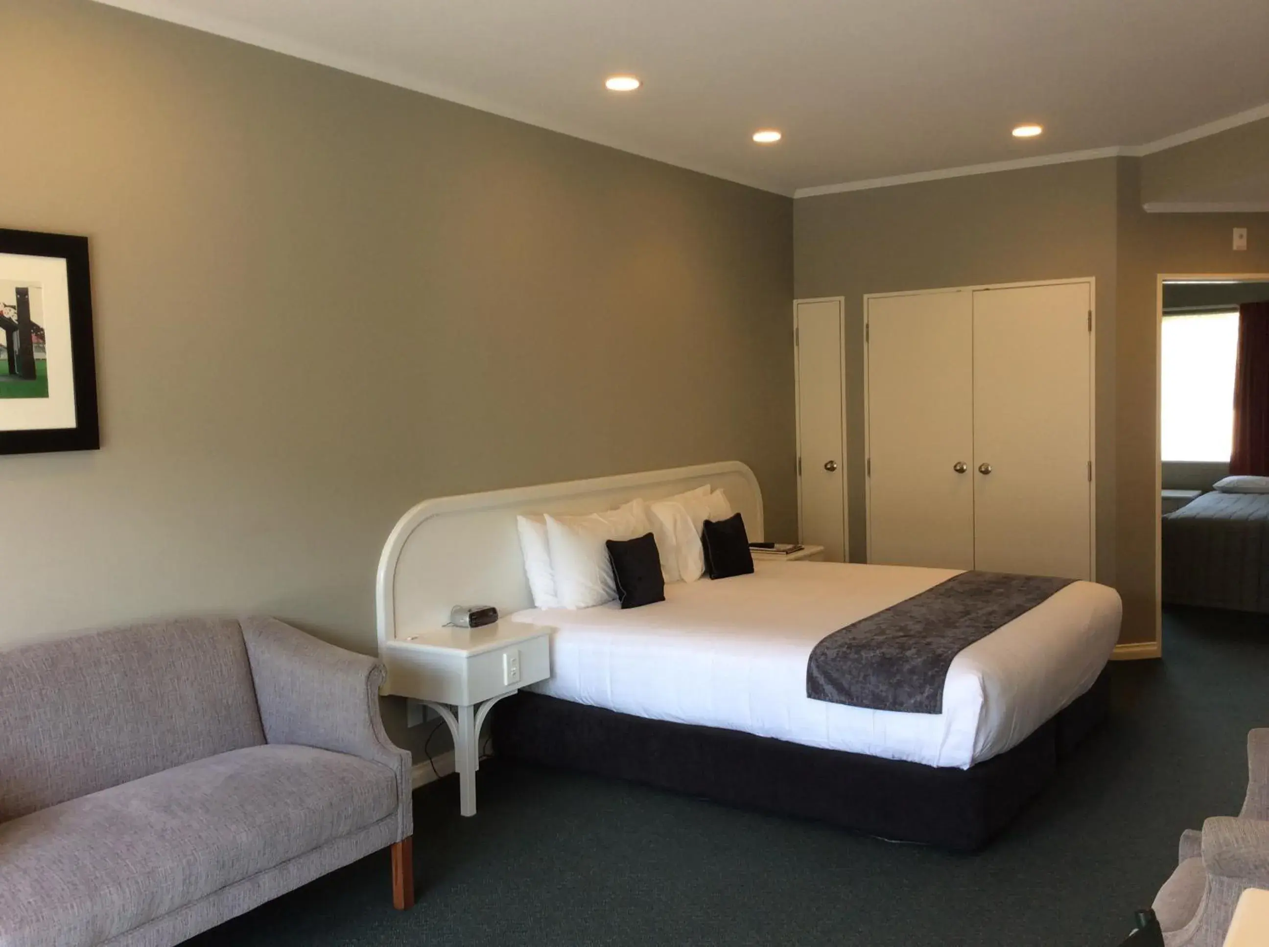 One-Bedroom Suite - Disability Access in Cornwall Motor Lodge One-Bedroom Suite - Disability Access in Cornwall Motor Lodge