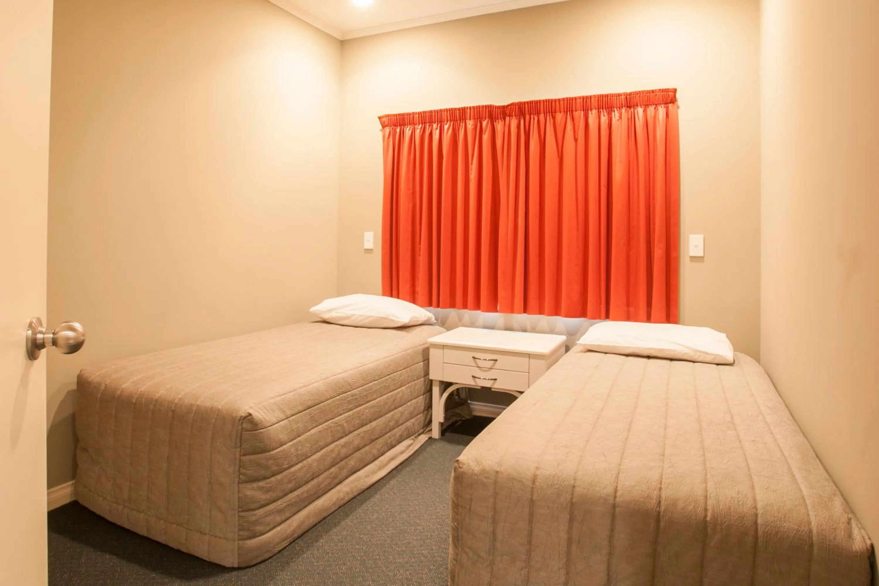 Photo of the whole room, Bed in Cornwall Motor Lodge