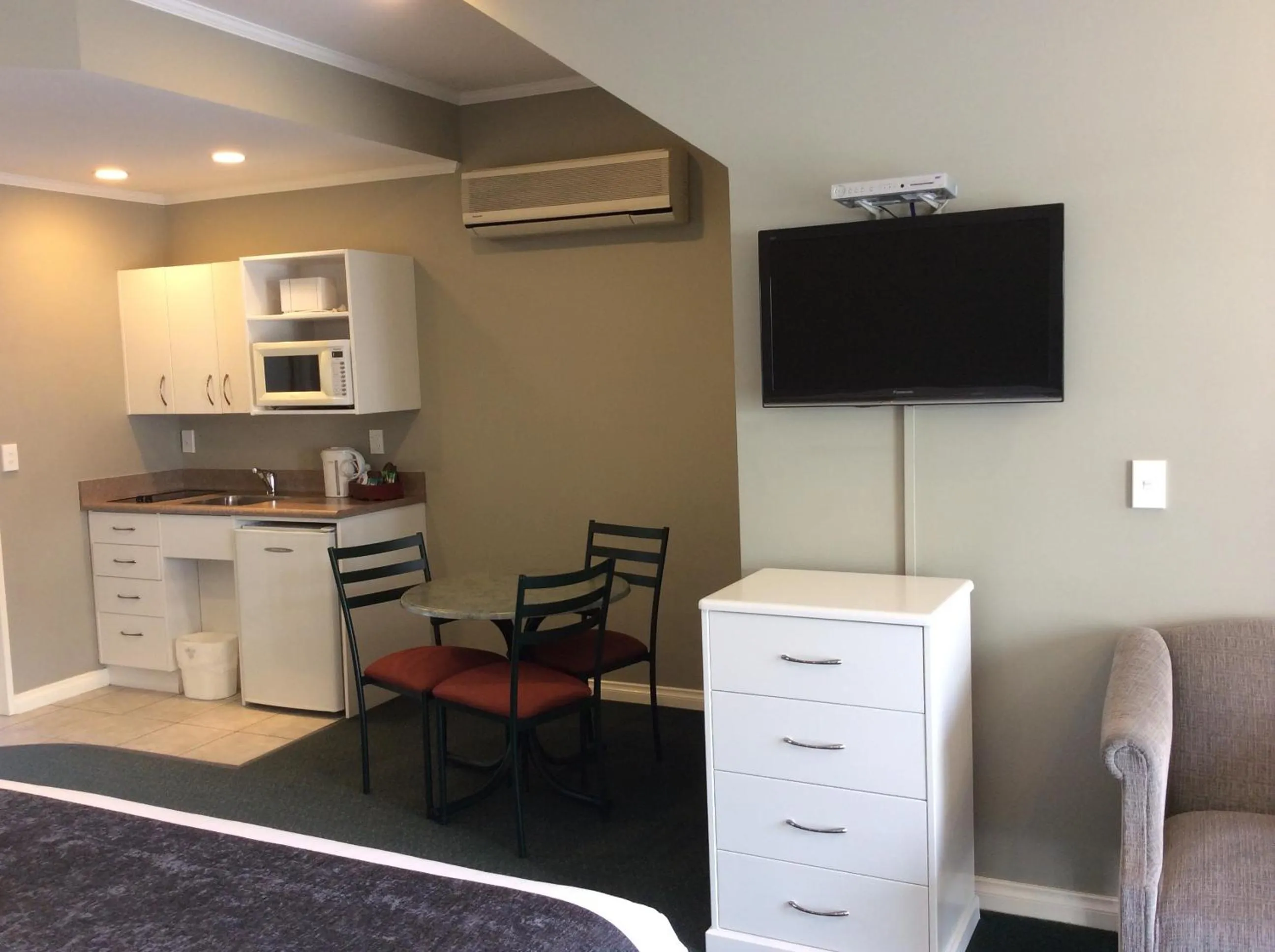 Bedroom in Cornwall Motor Lodge