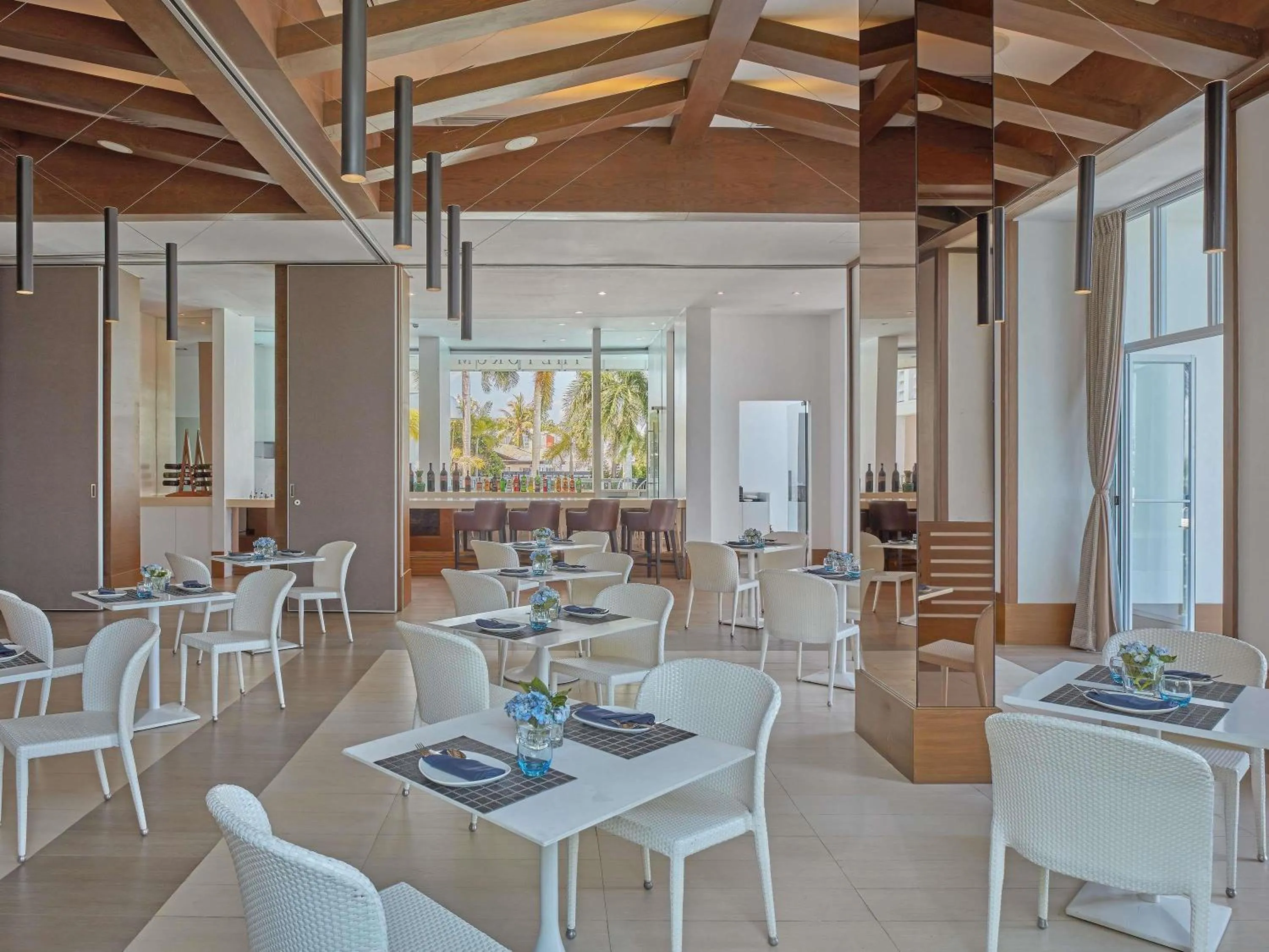 Lounge or bar in Mövenpick Hotel Mactan Island Cebu