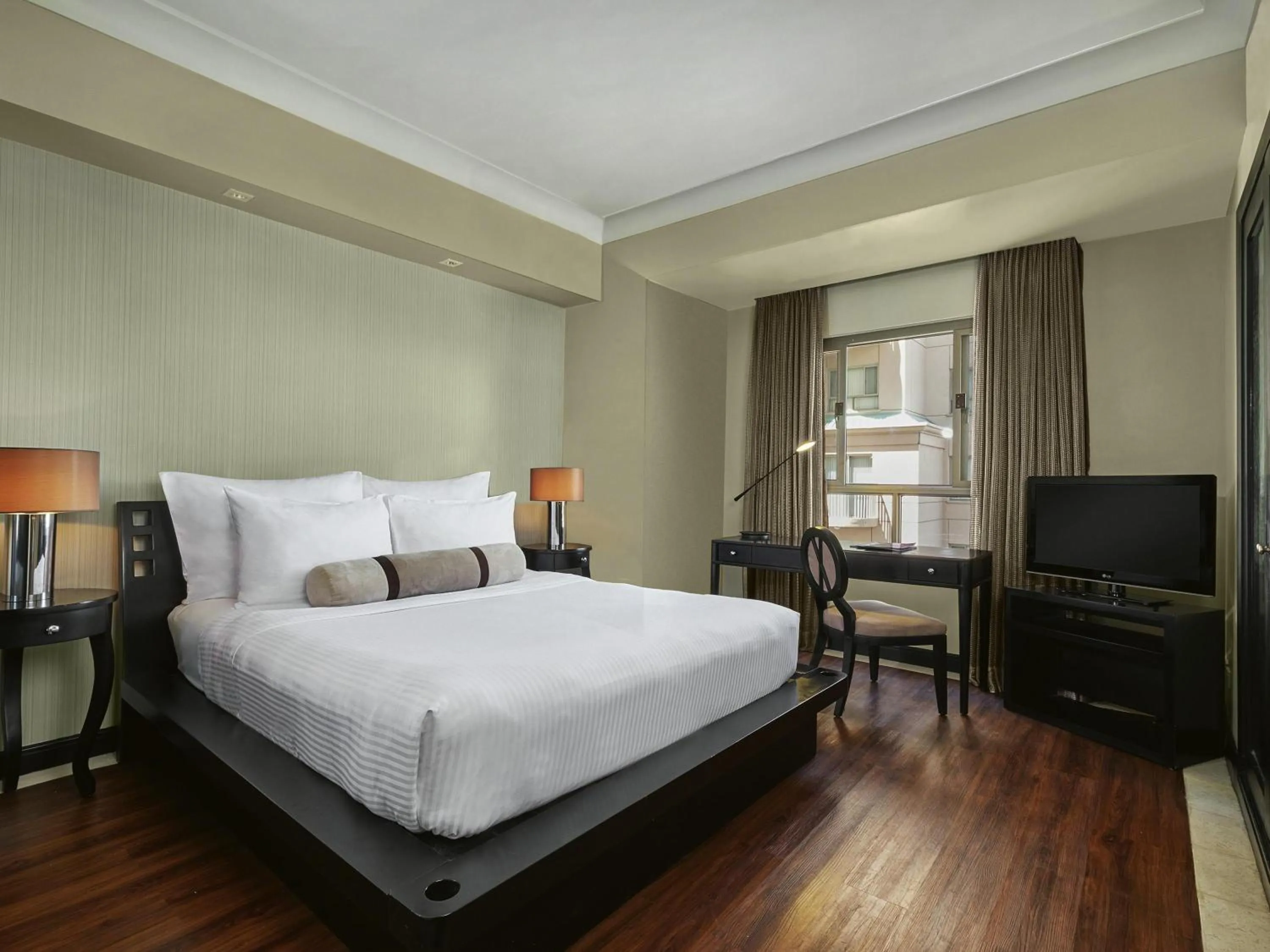 Bedroom, Bed in Mövenpick Hotel Mactan Island Cebu