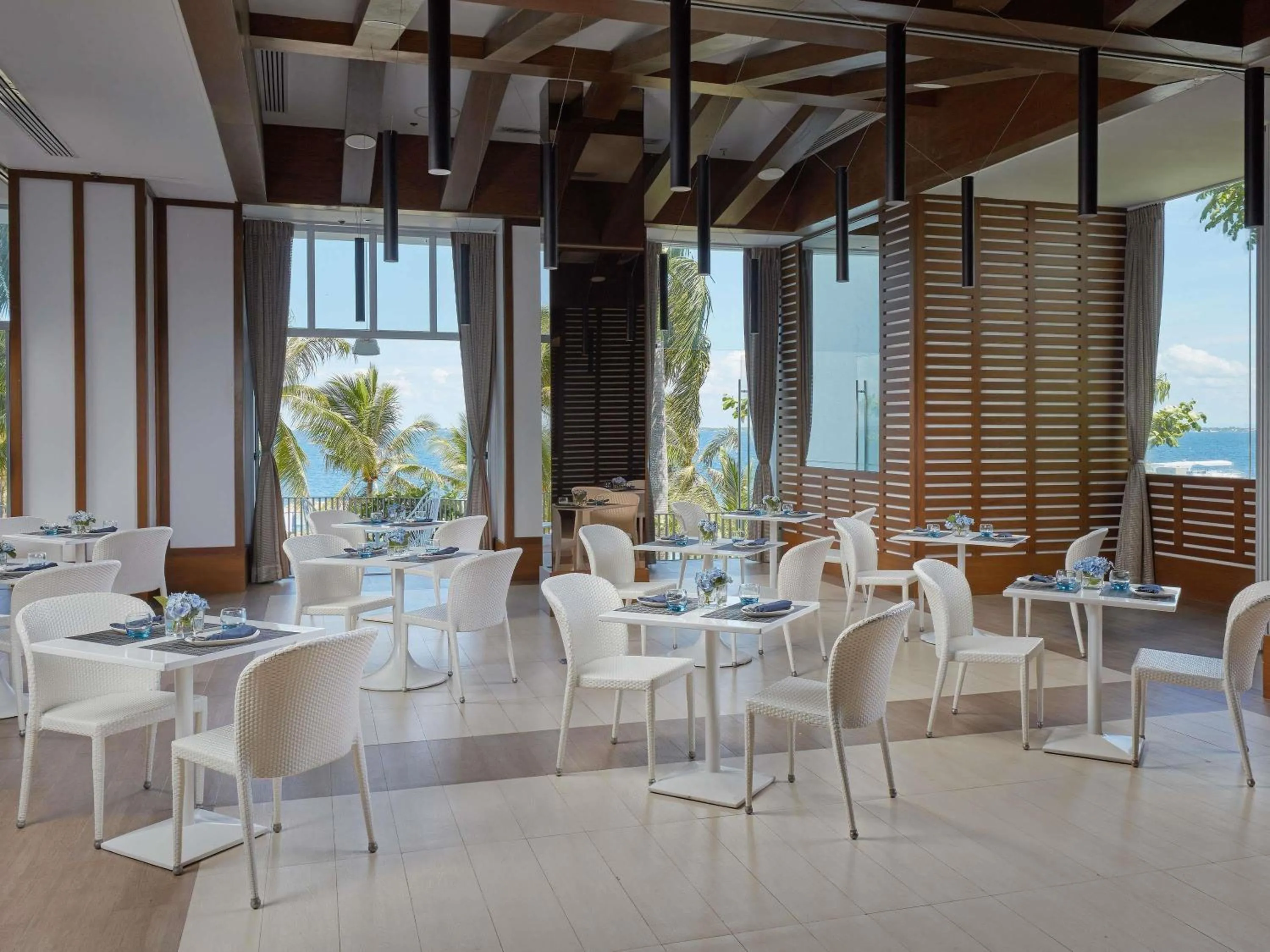 Lounge or bar in Mövenpick Hotel Mactan Island Cebu