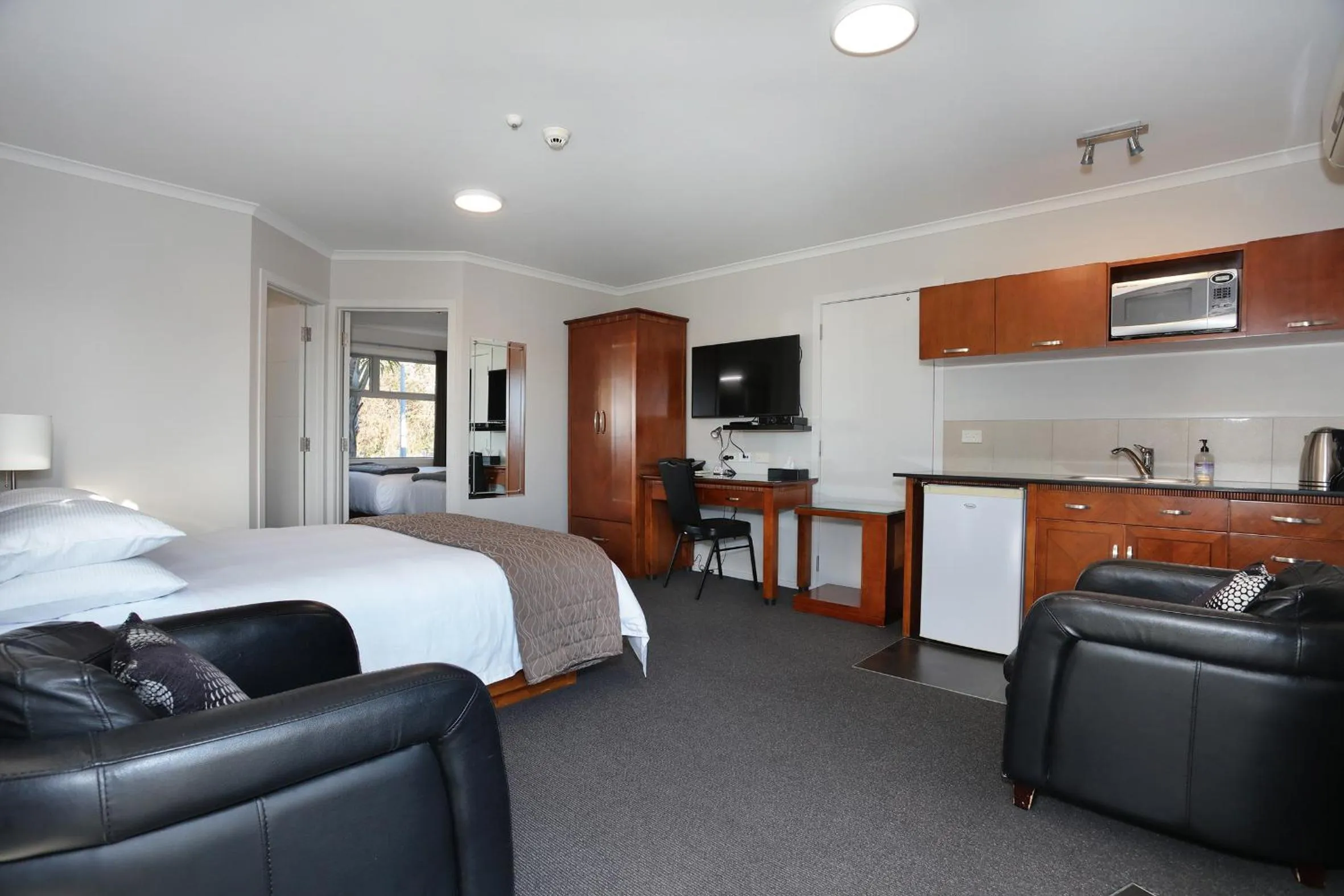 Bed in City Corporate Motor Inn