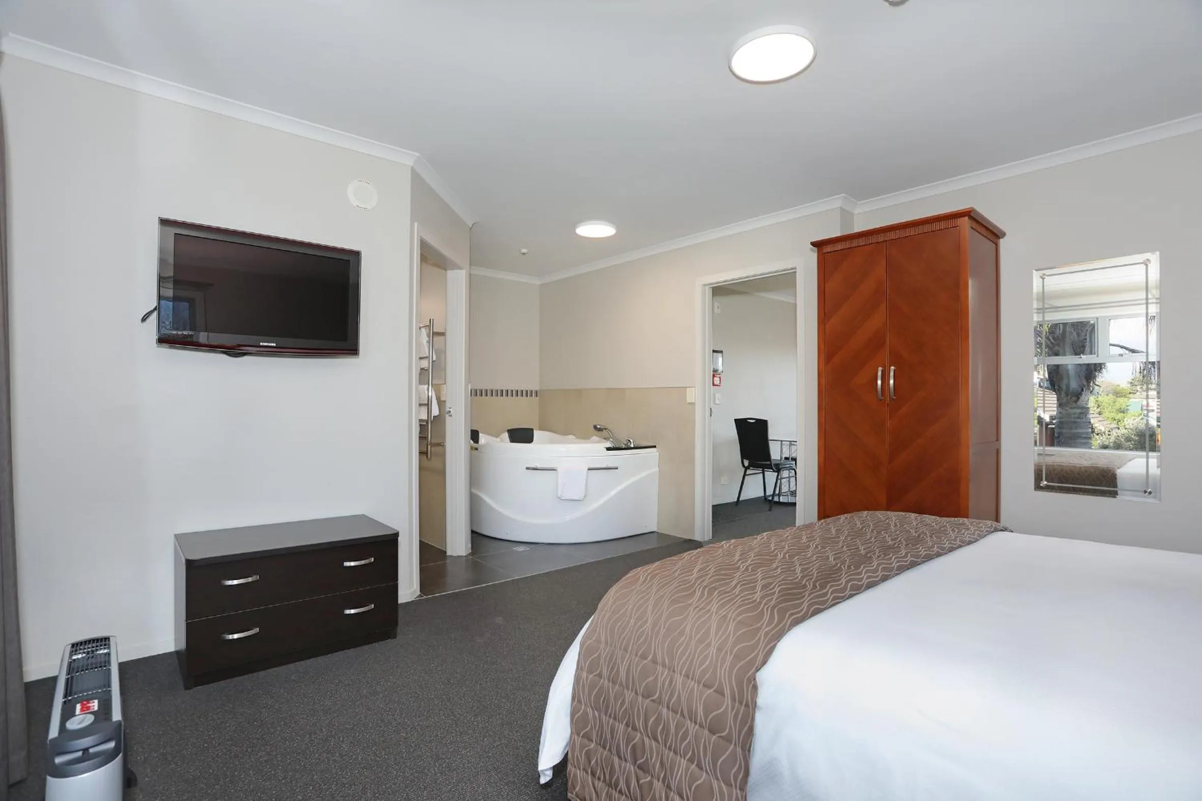 Bed in City Corporate Motor Inn