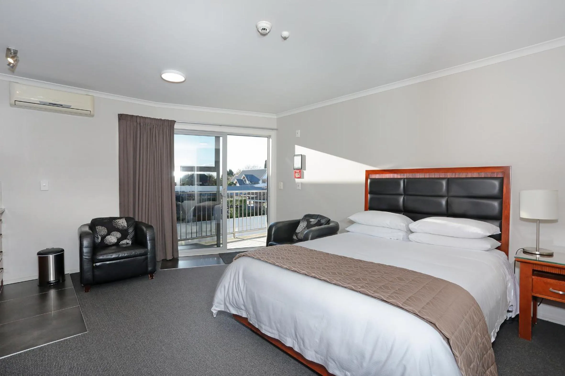 Bed in City Corporate Motor Inn