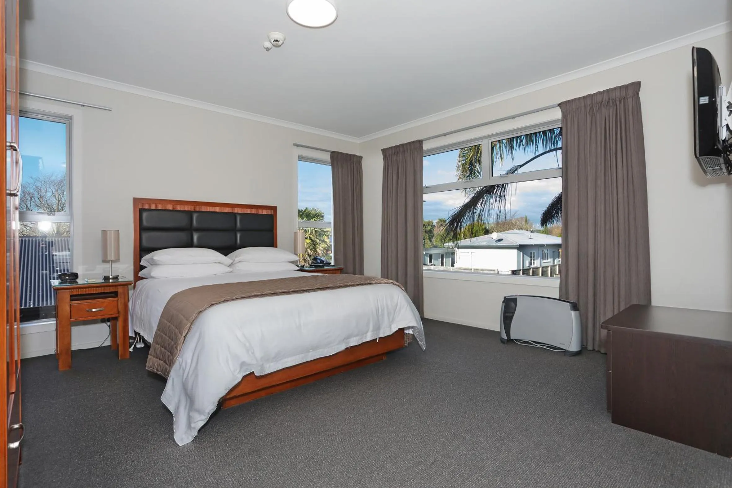 Bed in City Corporate Motor Inn