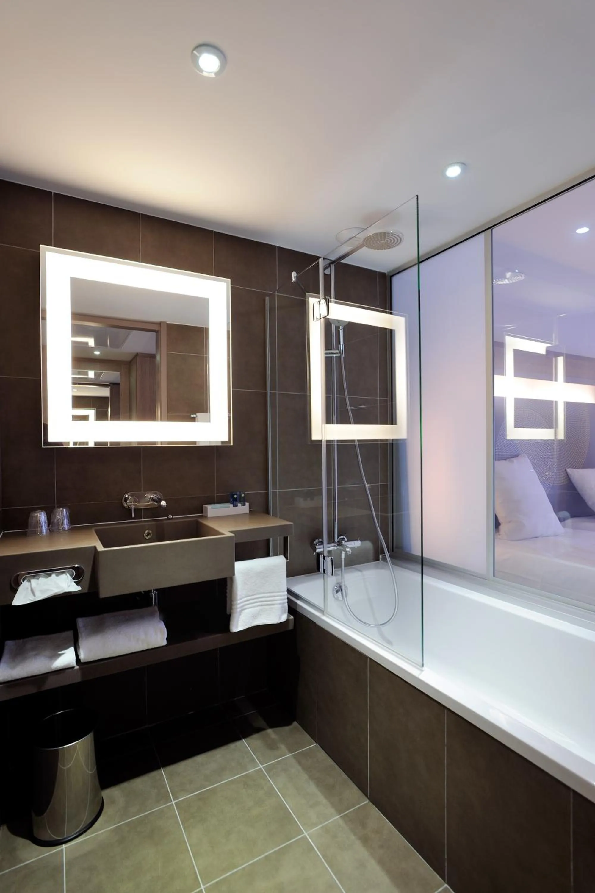 Bathroom, Bed in Novotel Avignon Centre