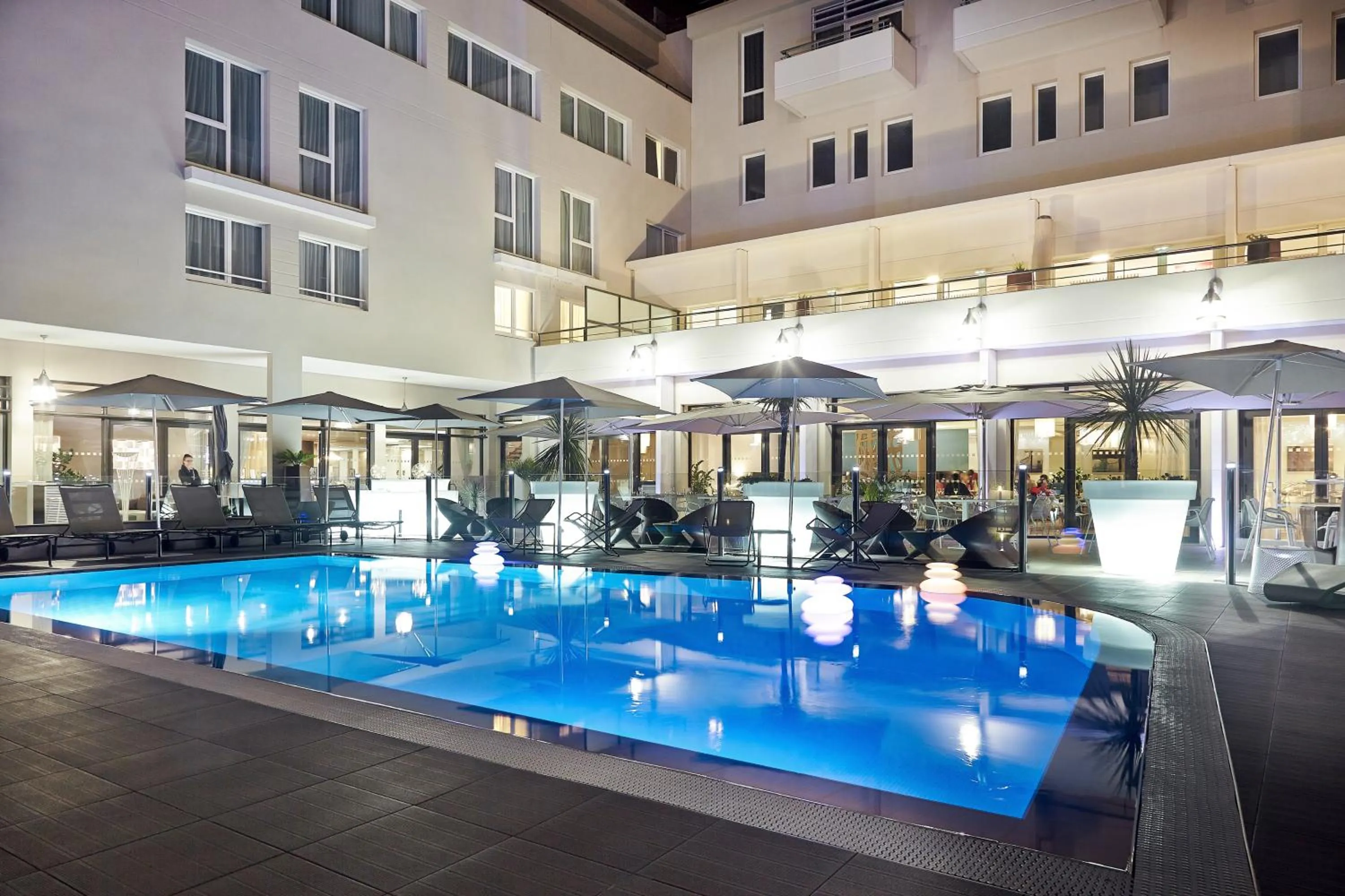 Swimming pool in Novotel Avignon Centre