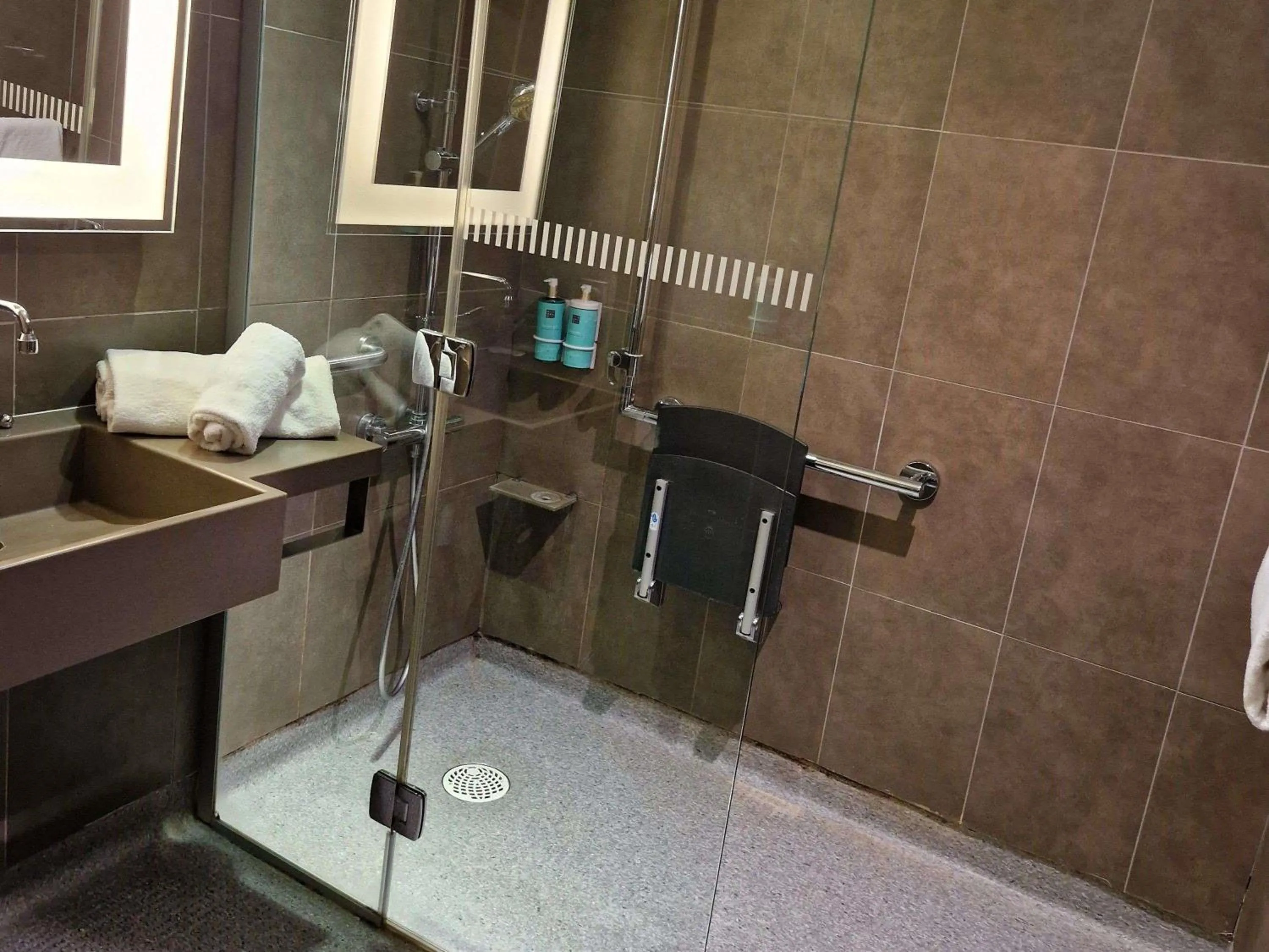 Bedroom in Novotel Avignon Centre